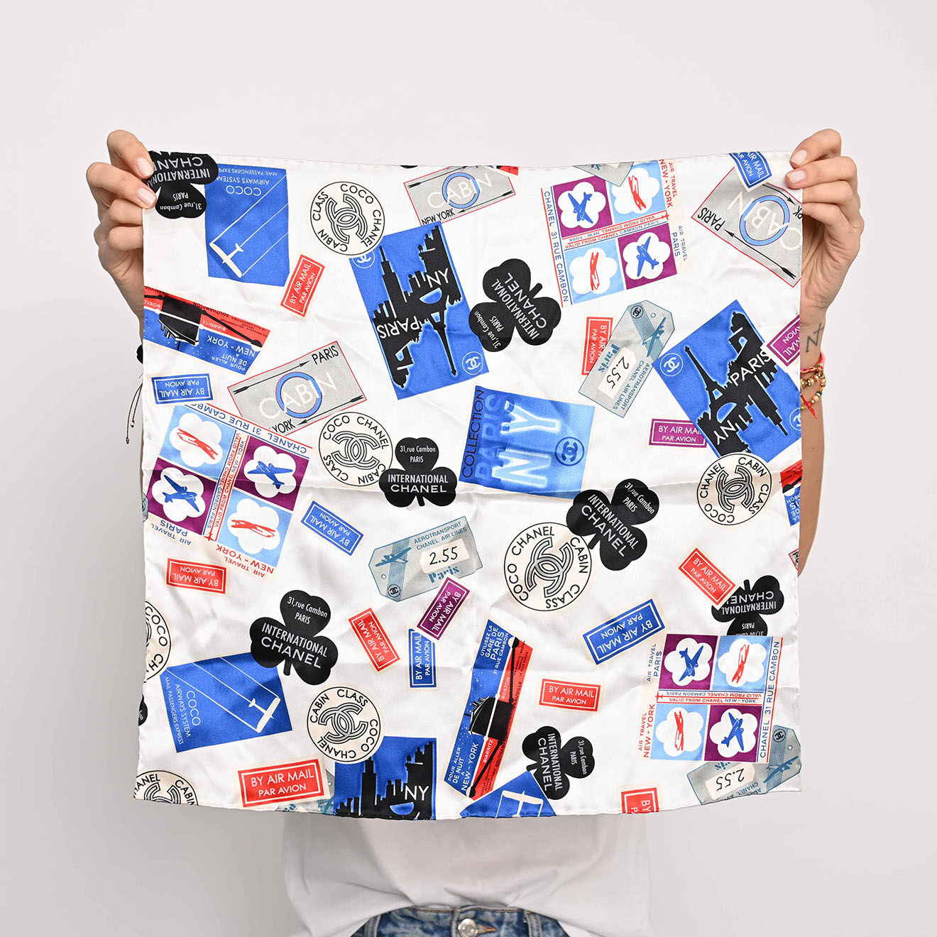 Chanel Carré de Soie avec logos multicolore - Parfait état - 42x42 cm