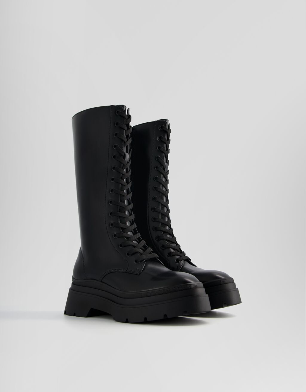 Botas planas com cadarço e zíper