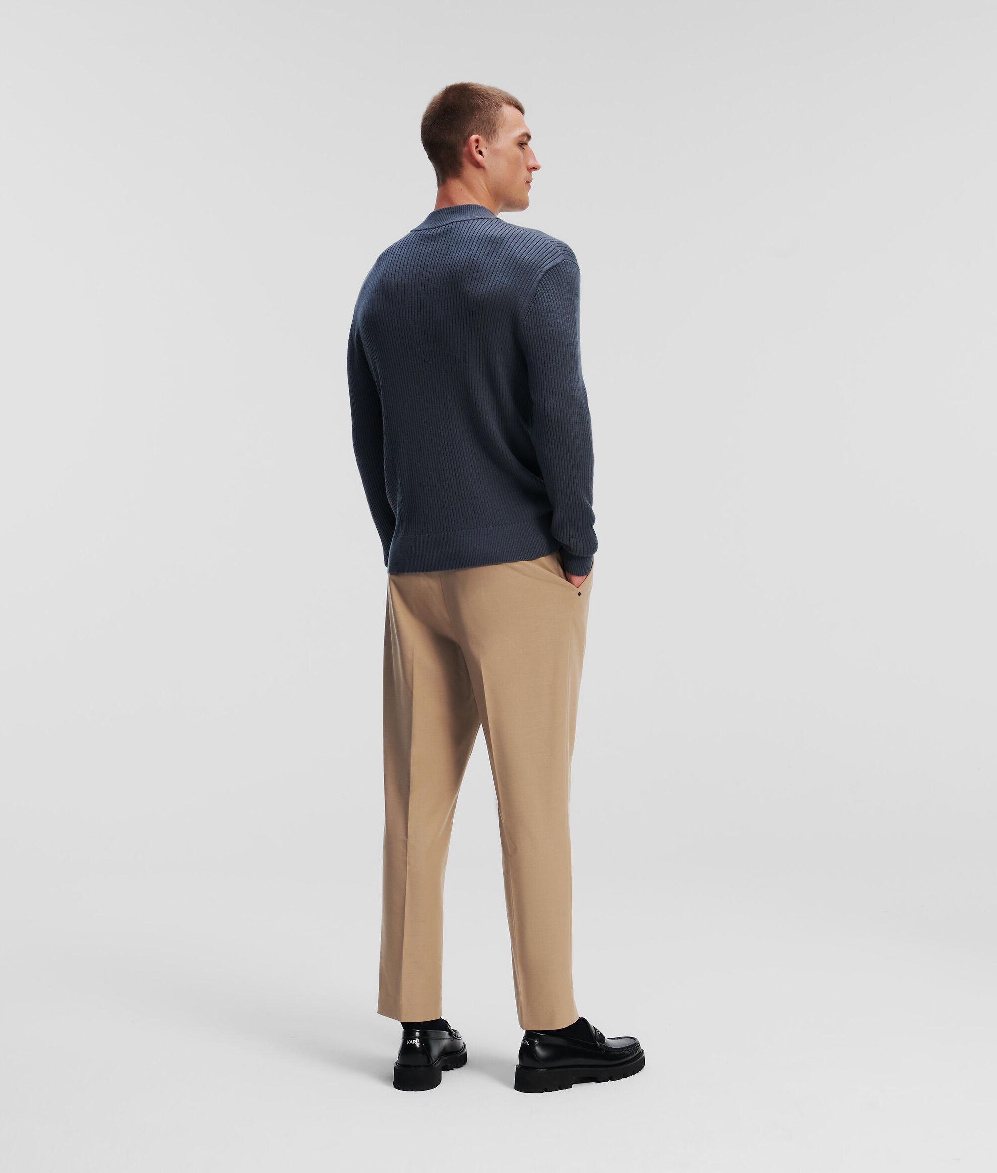 PANTALON AJUSTÉ DÉCONTRACTÉ