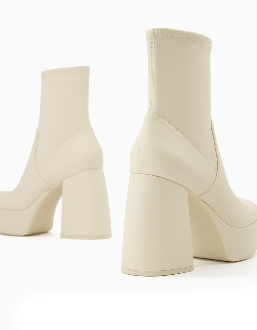 Botas de cano curto com plataforma e salto alto