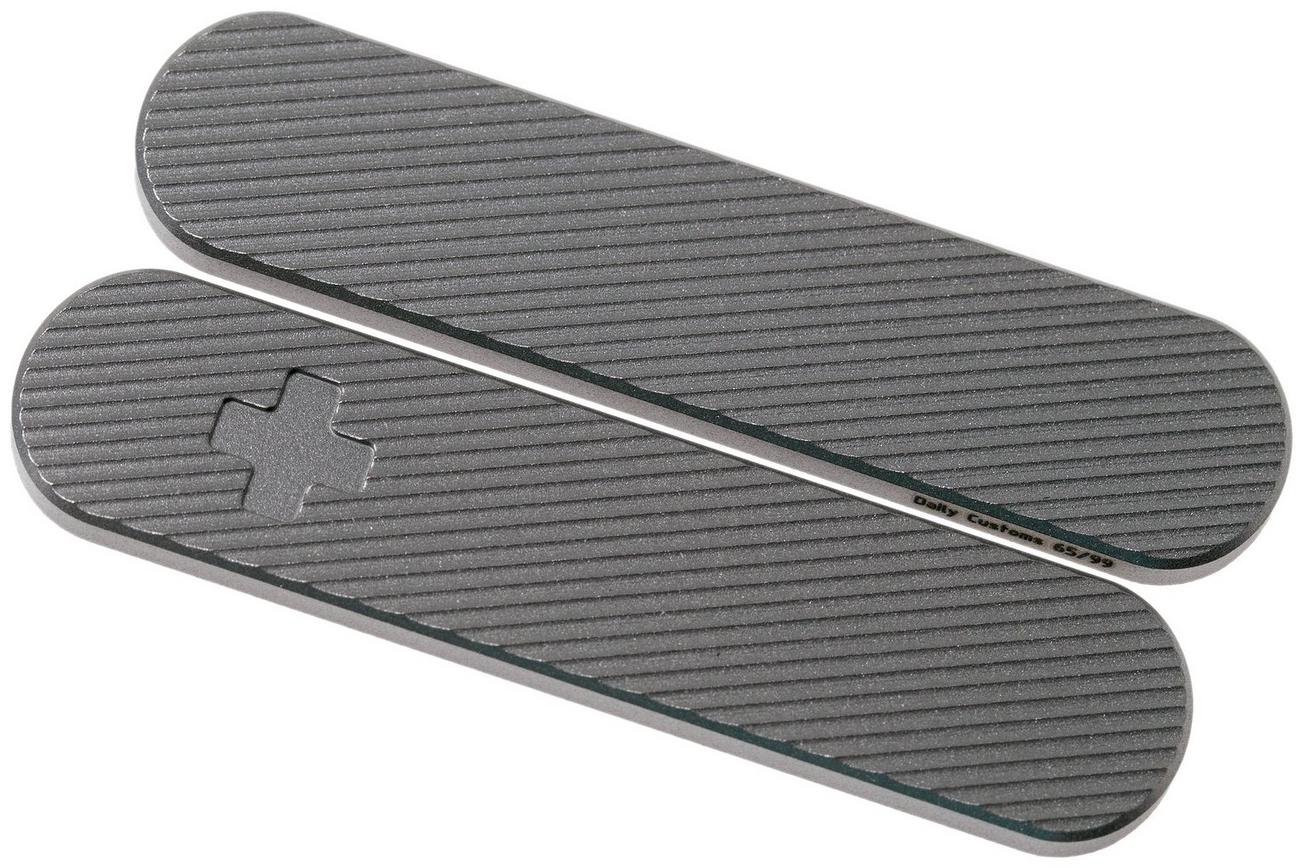 Daily Customs 58.2 25 Angle Pattern, Titanium P10009493 Victorinox greepschalen