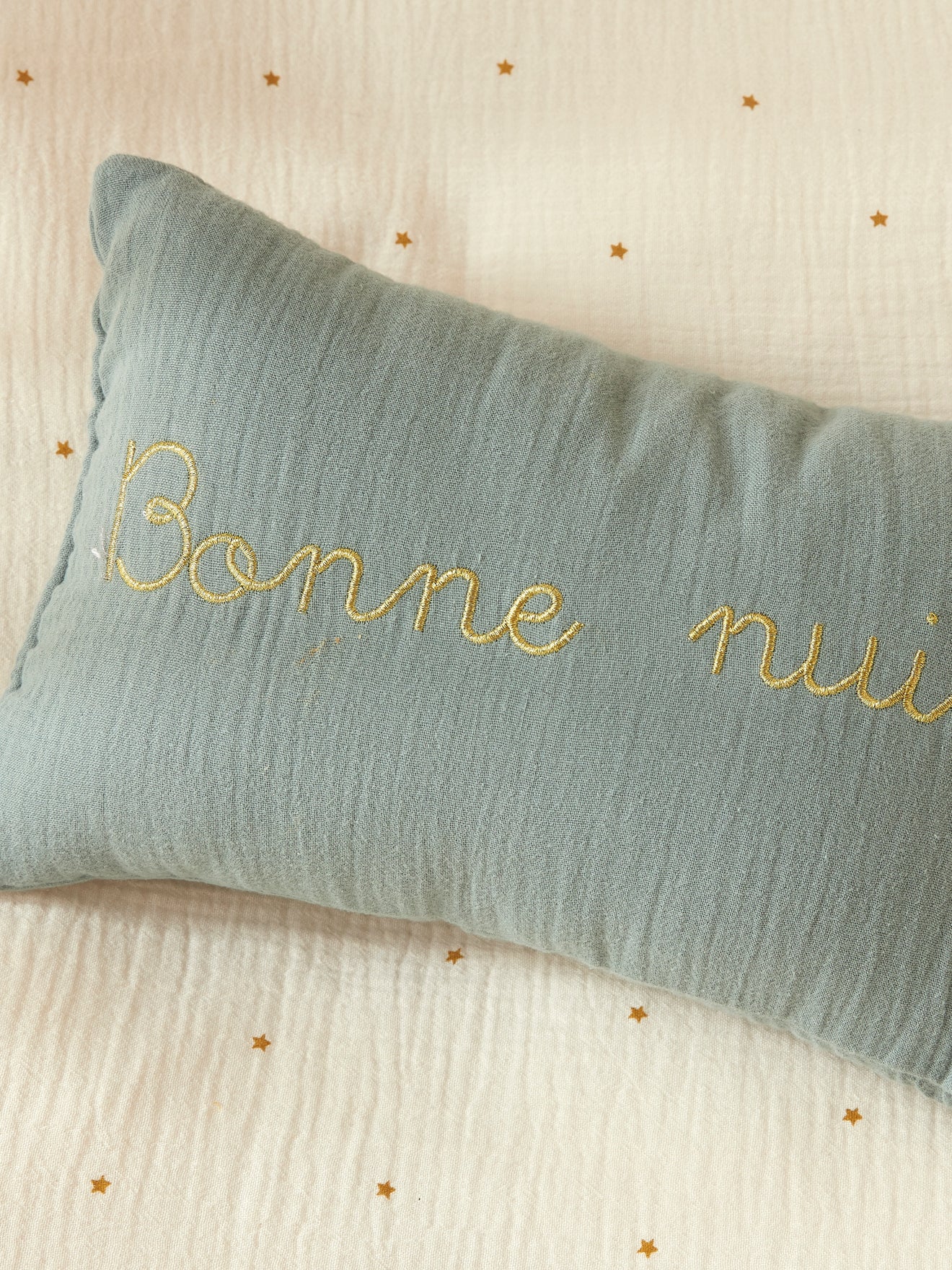 Petit coussin gaze de coton broderie dorée