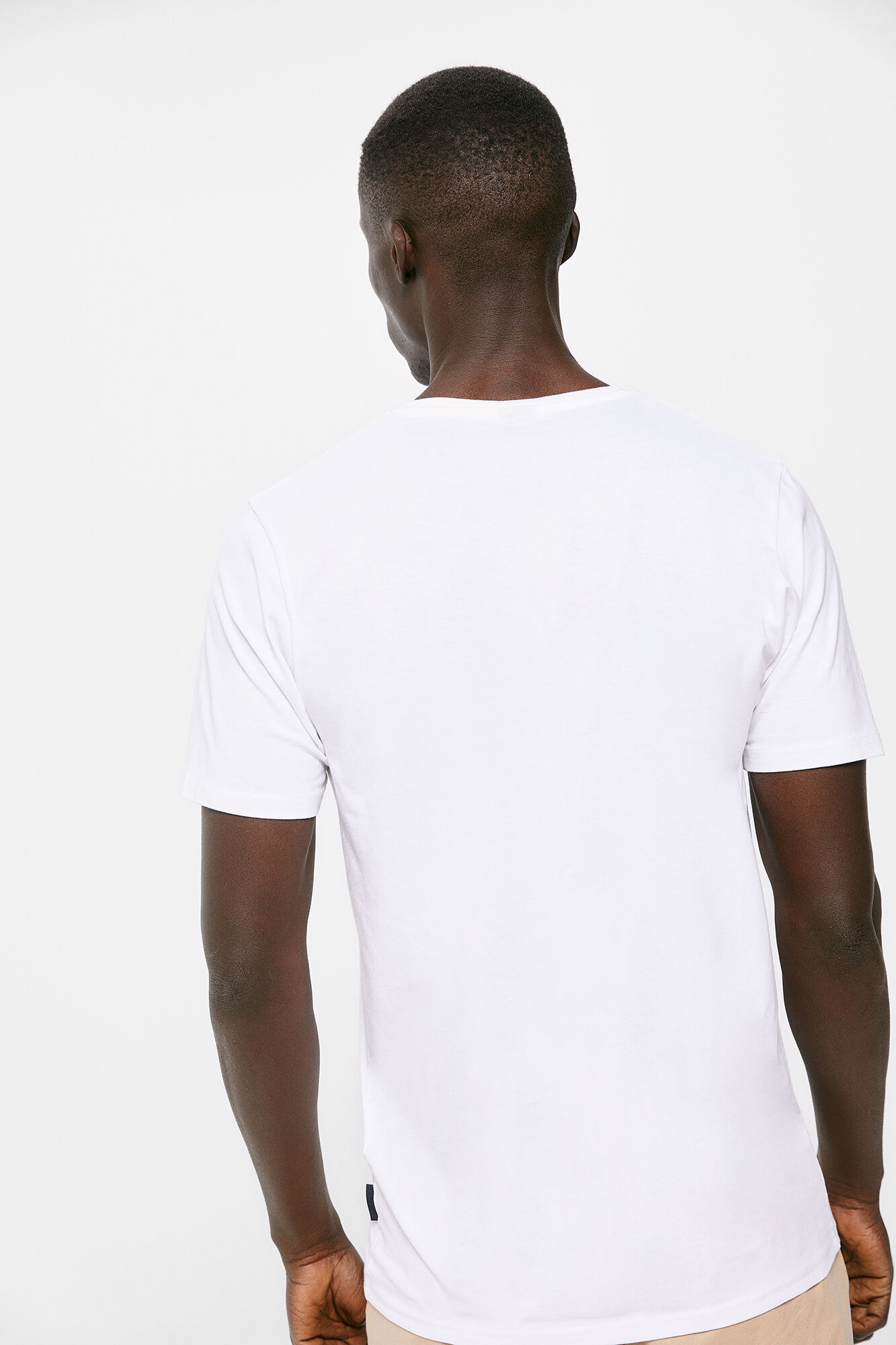 Camiseta branca com gola alta