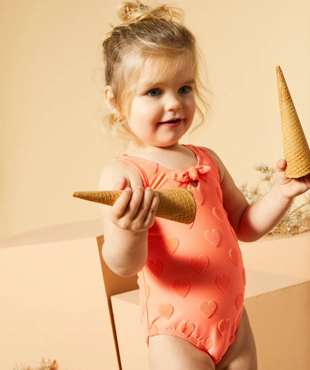 maillot de bain 1 pièce bébé fille en fibres recyclées orange fluo imprimé coeur