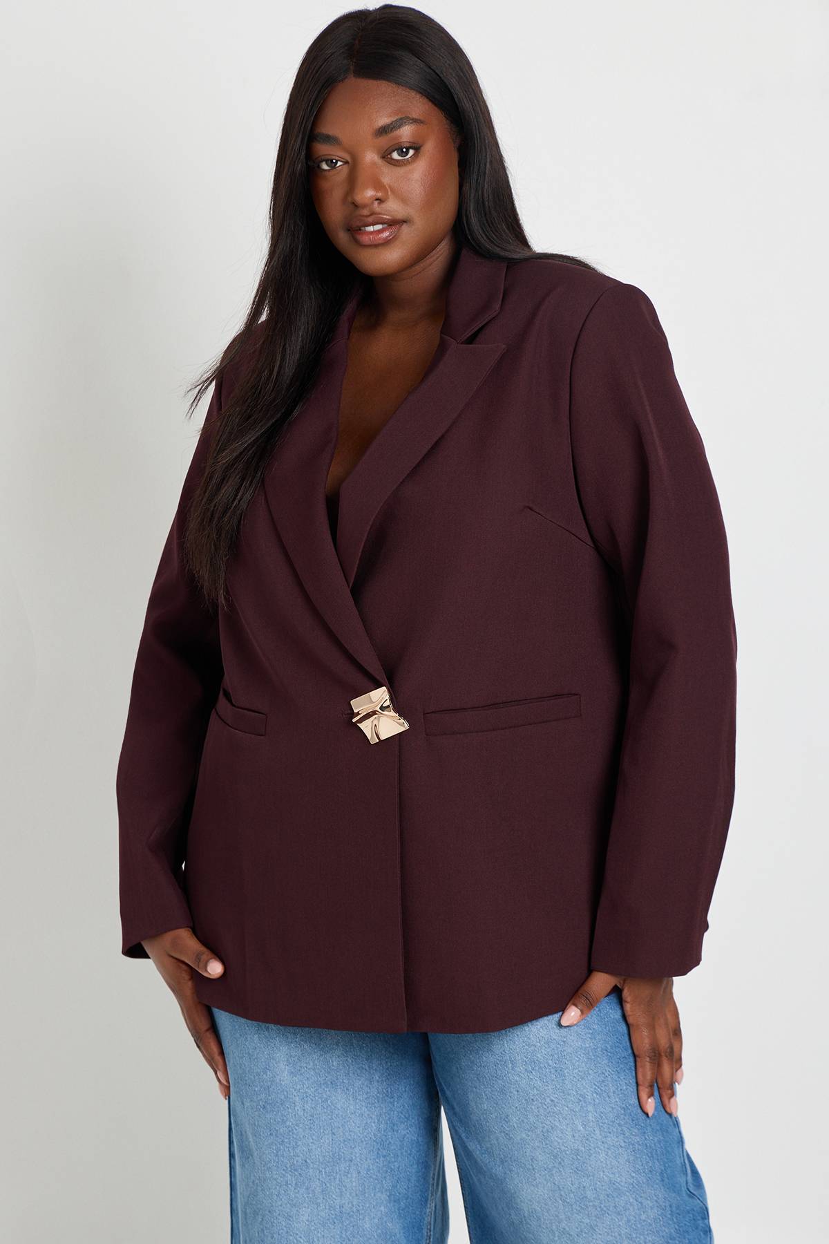 boohoo Blazer Grande Taille À Simple Boutonnage Avec Finitions Dorées