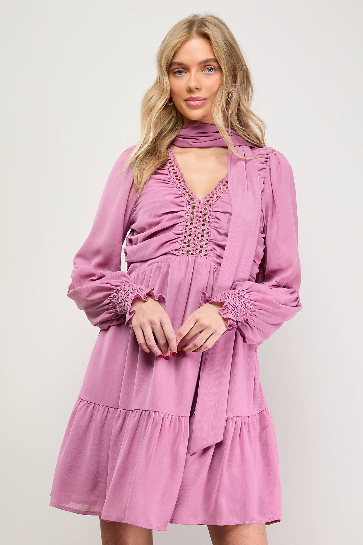 Oasis Robe Mini Froncée avec Nœud Papillon et Garniture Cloutée