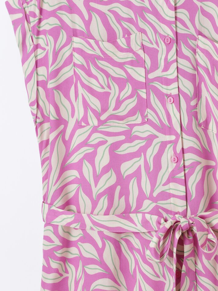Vestido curto sem mangas, cor rosa.