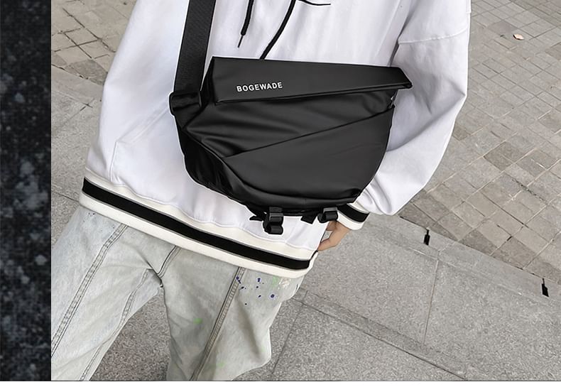 EAVALURE - Belettering Sling Bag