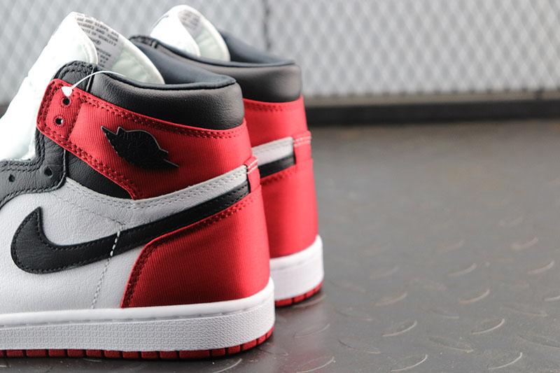Jordan 1 Retro Black Toe（2016）