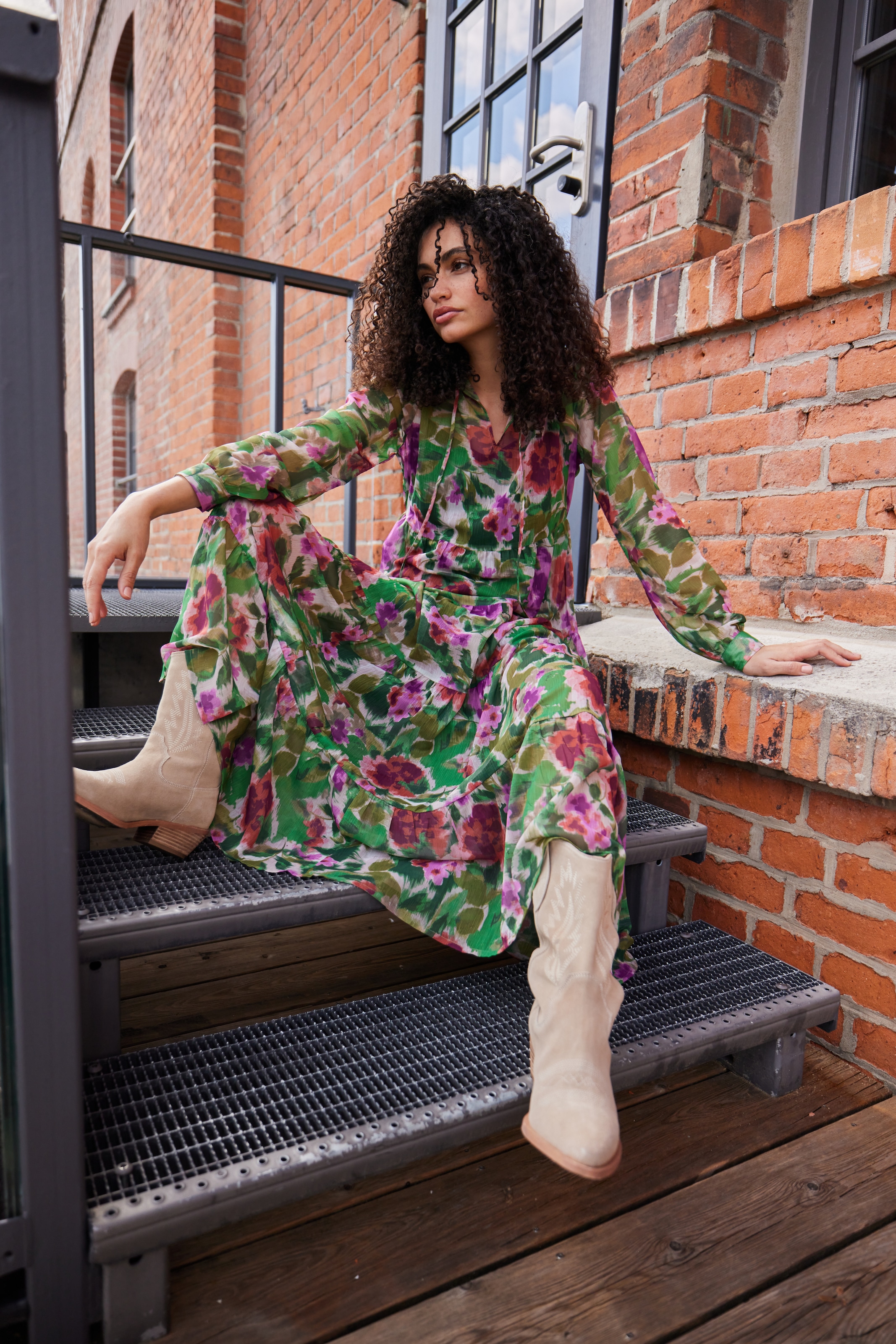 Aniston CASUAL Maxikleid mit Jersey-Unterkleid,  mit farbharmonischem Blumendruck im Batik-Look