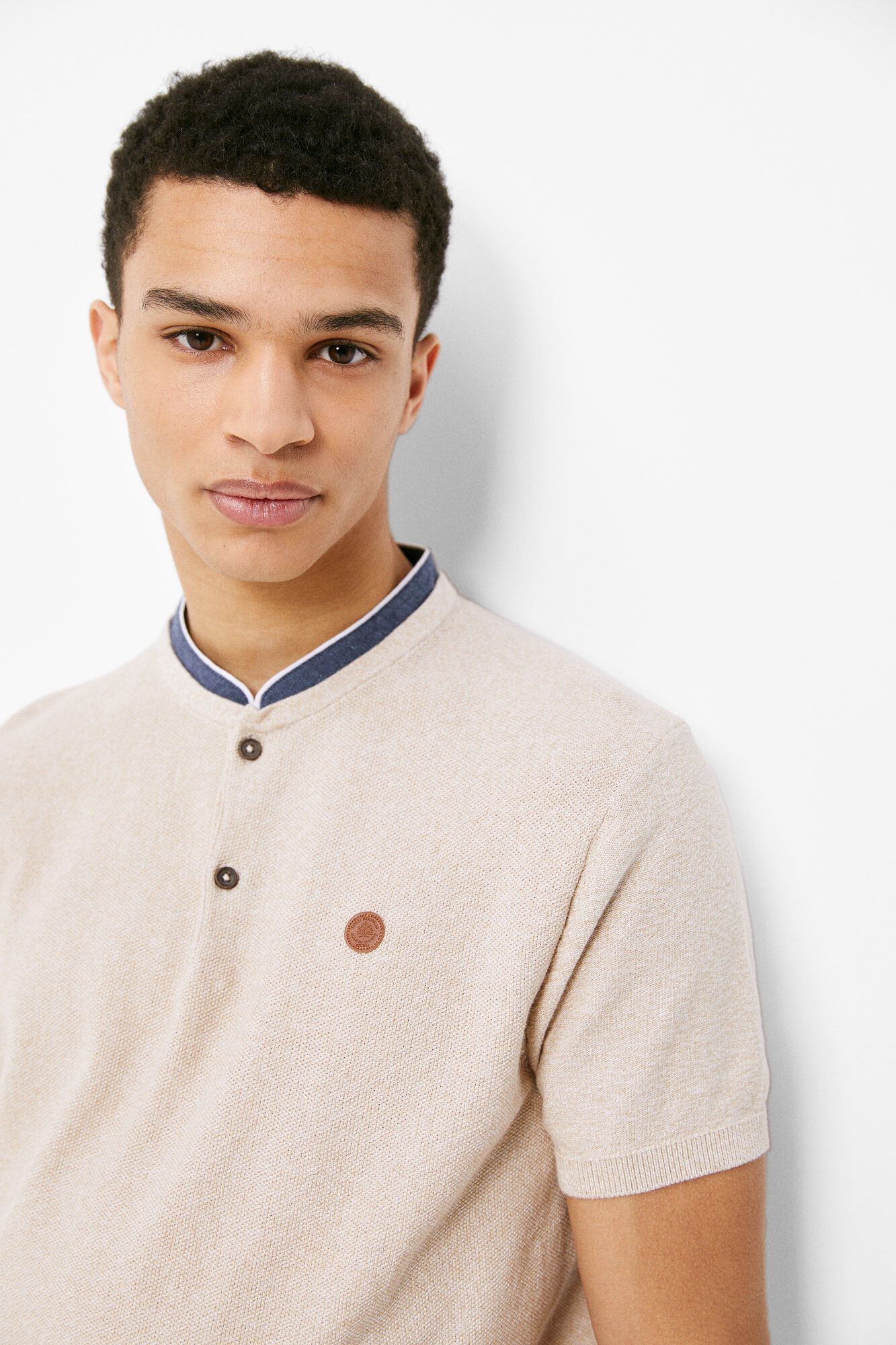 Camisa polo com gola mandarim - marrom