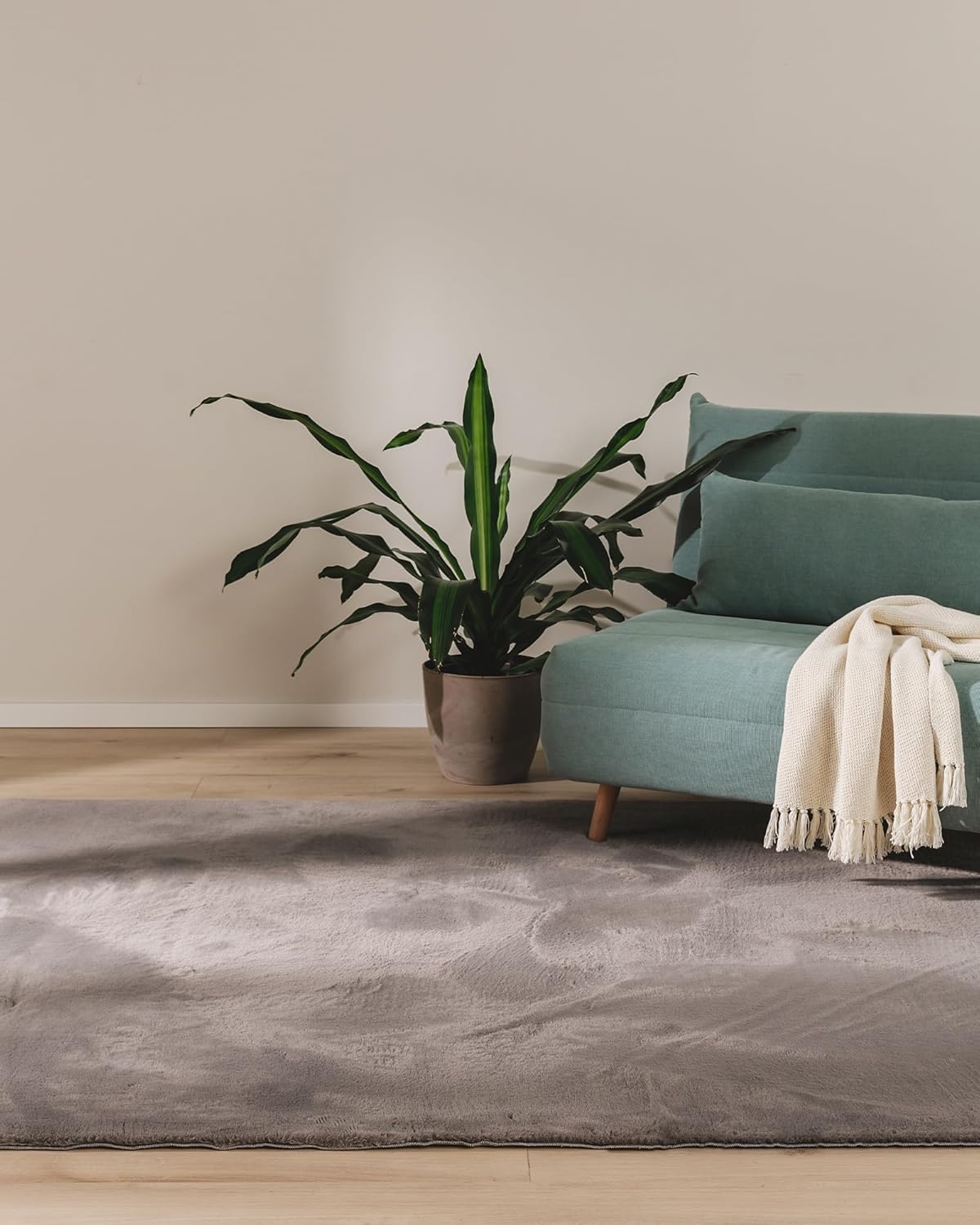 benuta Basic Kunstfaser Fellteppich Furry - Grau 200x290 cm - Weicher Wohnzimmerteppich - Anti-Rutsch-Rückseite - Waschbar - Für Fußbodenheizung geeignet