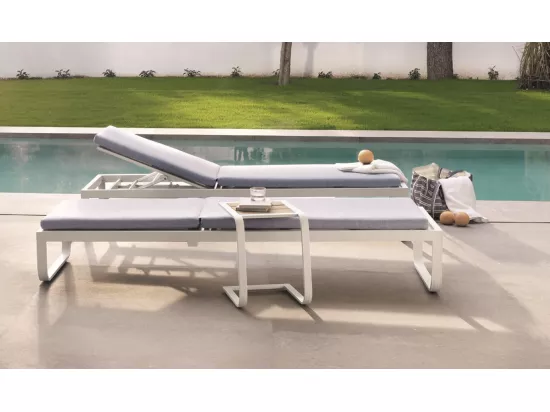 Chaise longue aluminium et fibres synthétique blanc avec coussin bleu