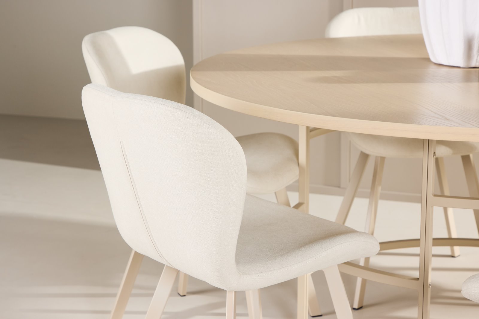 Copenhagen og Lilja Spisegruppe Copenhagen rundt spisebord Ø140 cm i hvit polert med 6 stk. Lilja spisestoler i Beige spisestoler og hvite ben.