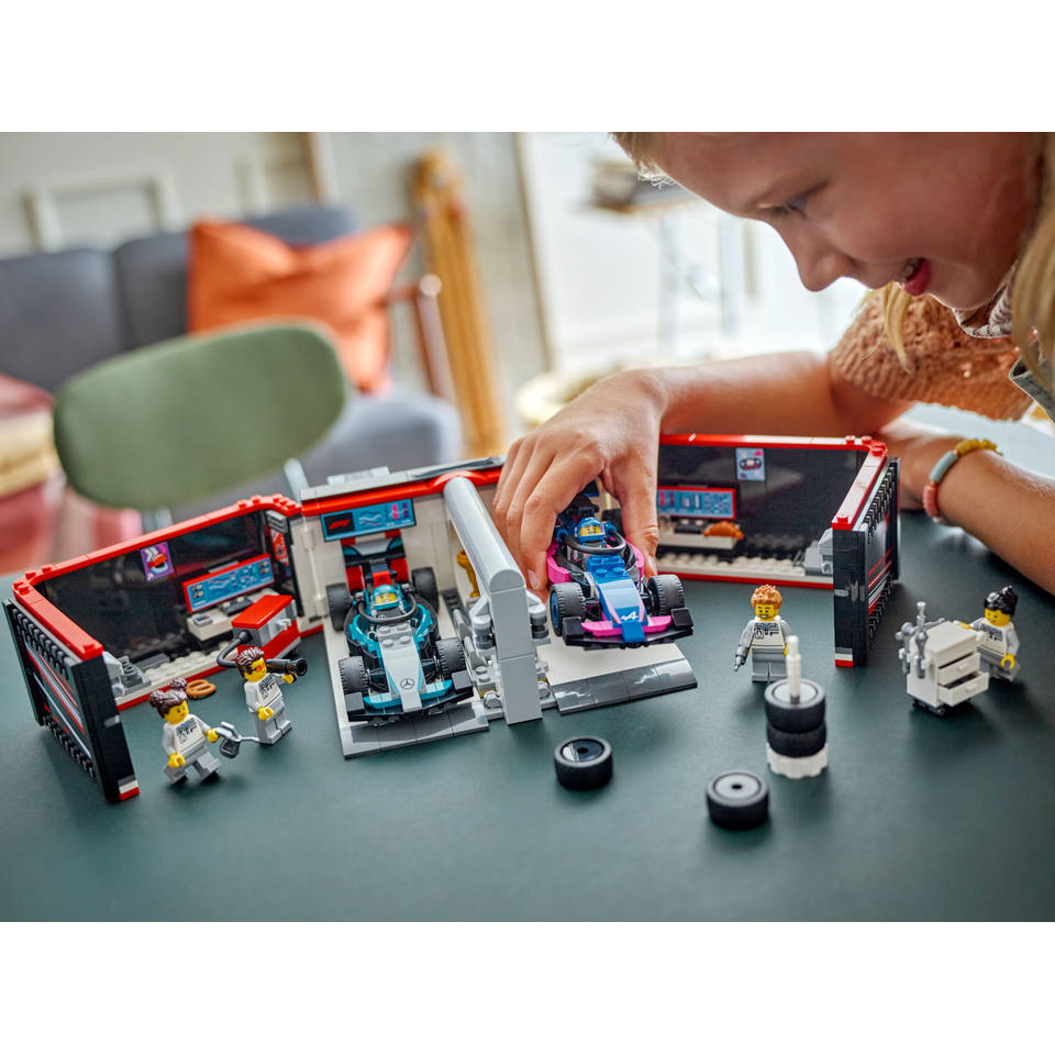 LEGO City F1 garage met Mercedes-AMG en Alpine auto's 60444