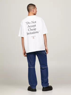 Camiseta Tommy x Awake NY com slogan nas costas