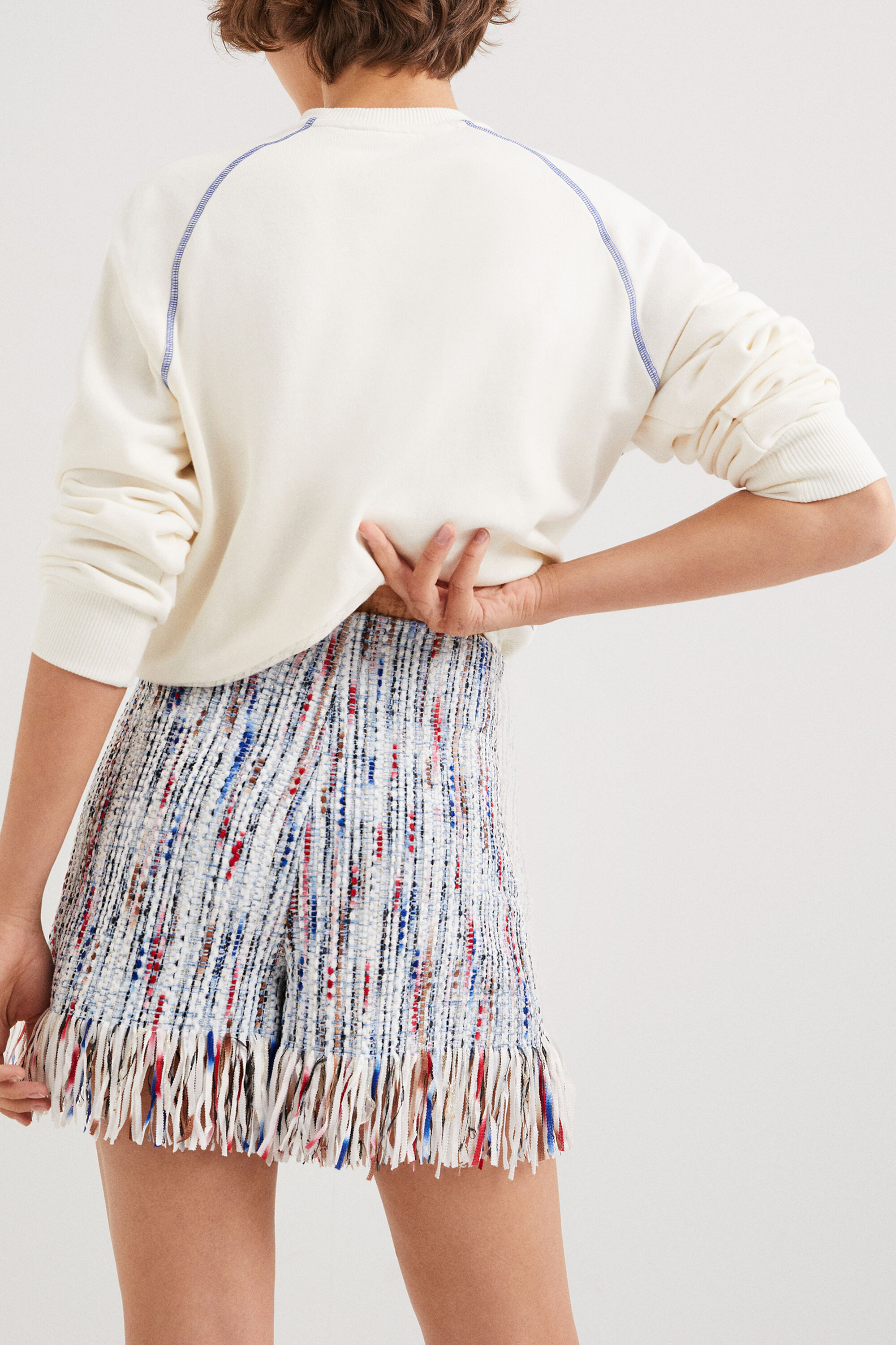 Short en tweed à franges