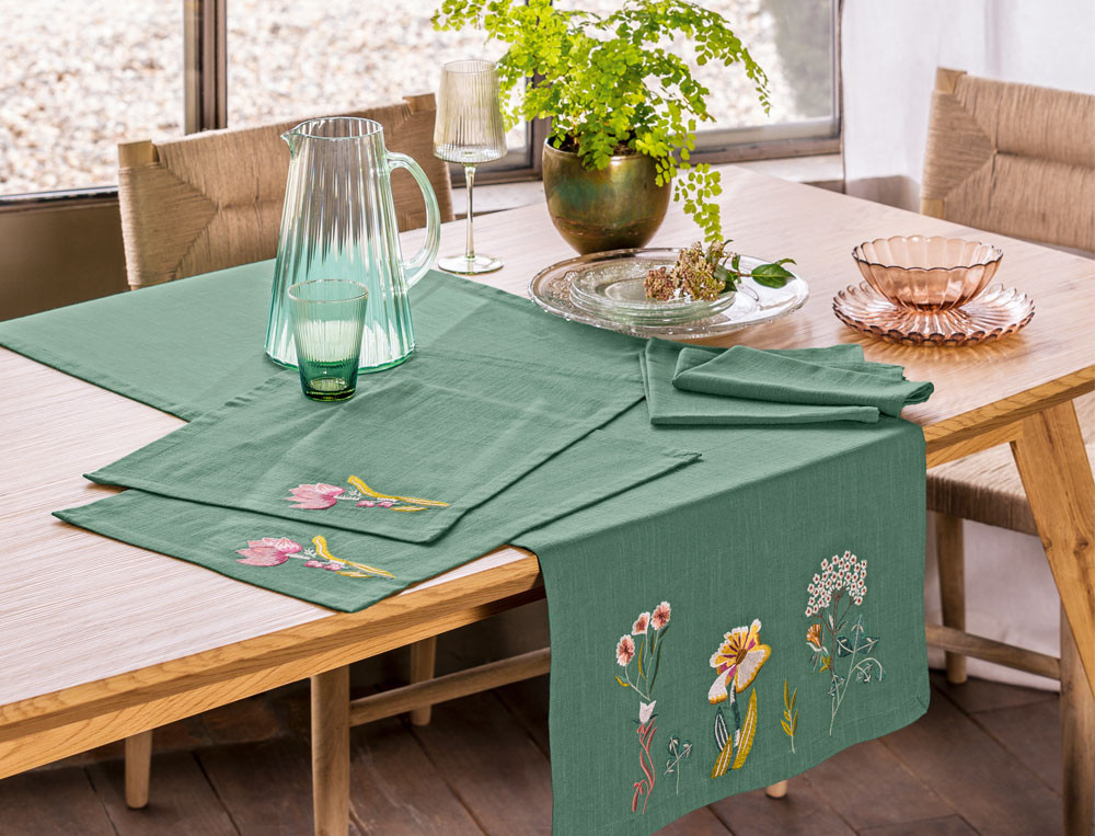 Chemin de table brodé-Farandole féérique