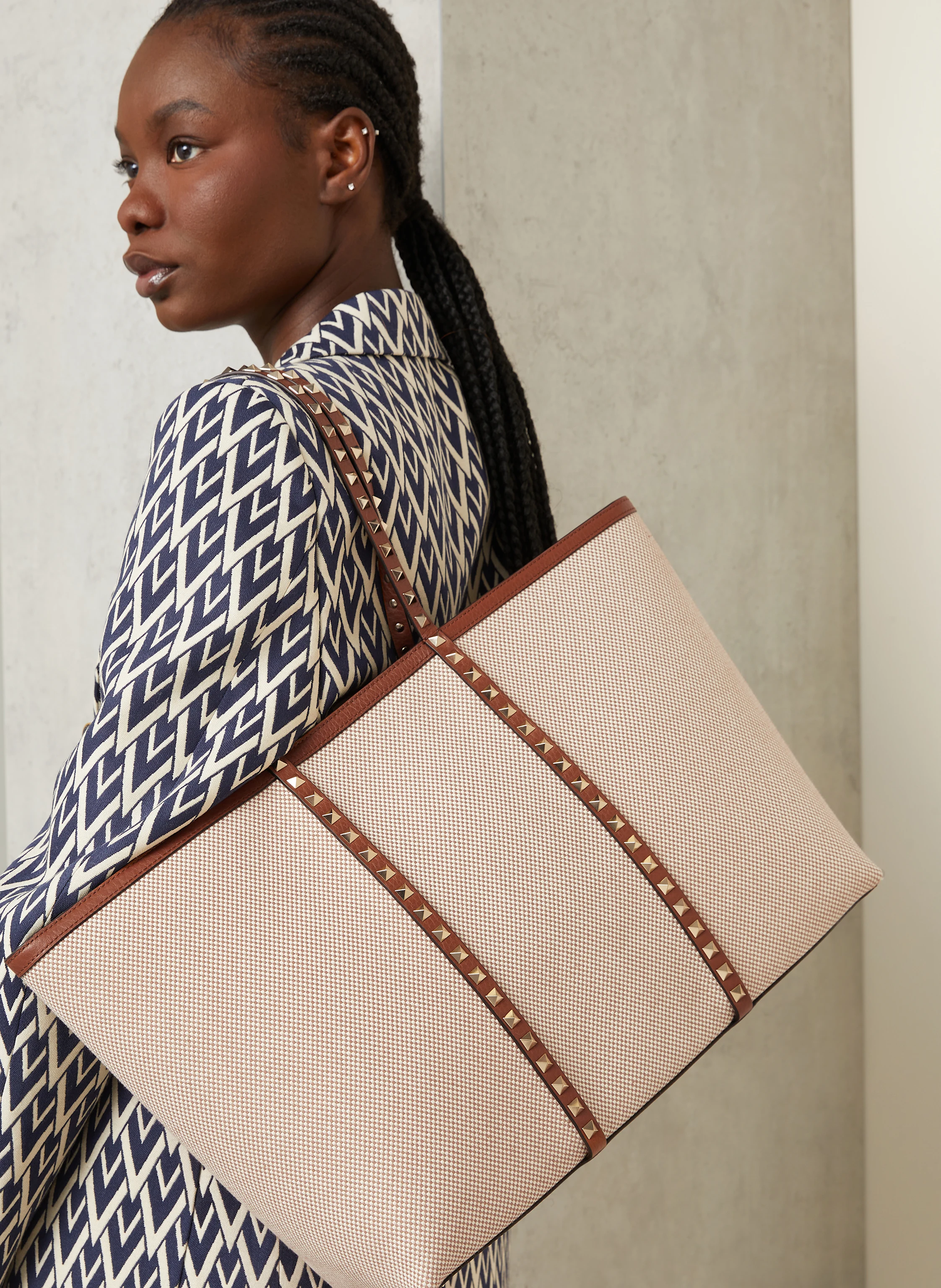 VALENTINO GARAVANI Shopper ROCKSTUD mit Pouch und Nieten