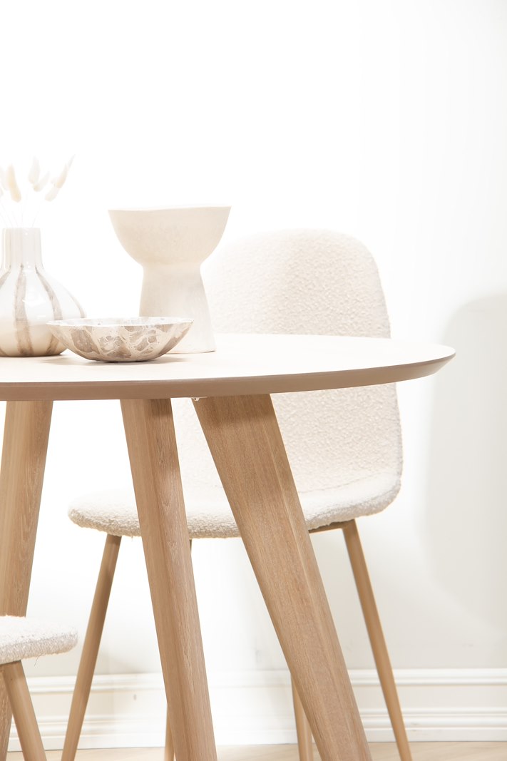 Billie spisestol I tekstil offwhite bouclé med trefargede metall ben med eikemønster.