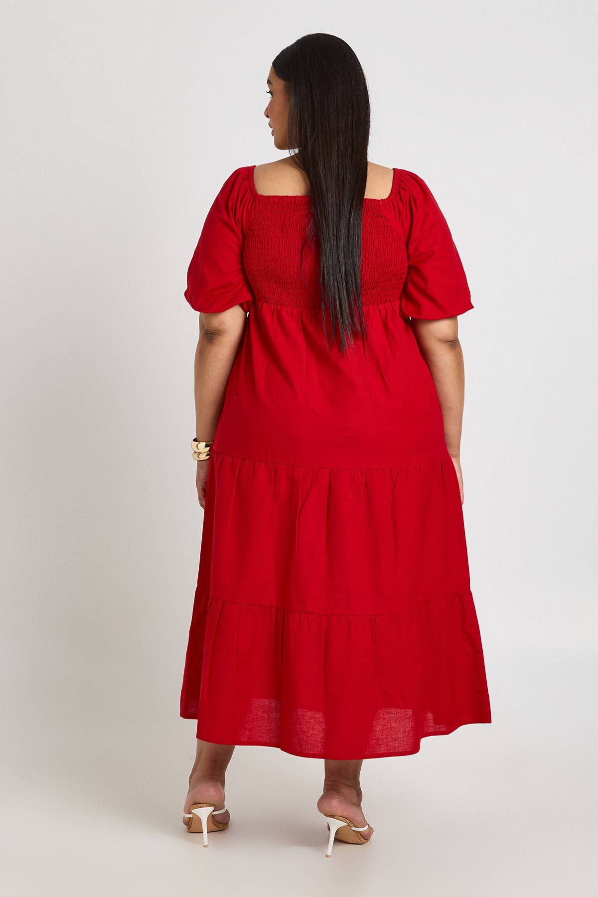 boohoo Robe Mi-longue Étagée Grande Taille À Manches Bouffantes Effet Lin