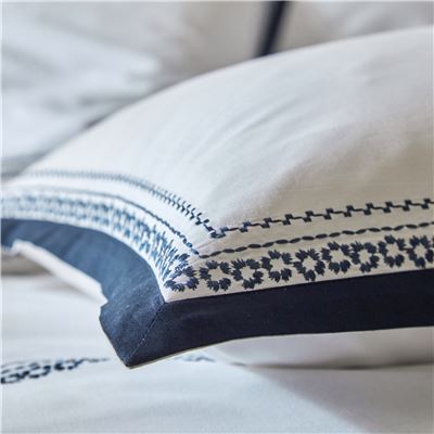 Linge de lit percale frises brodées - BECQUET CRÉATION