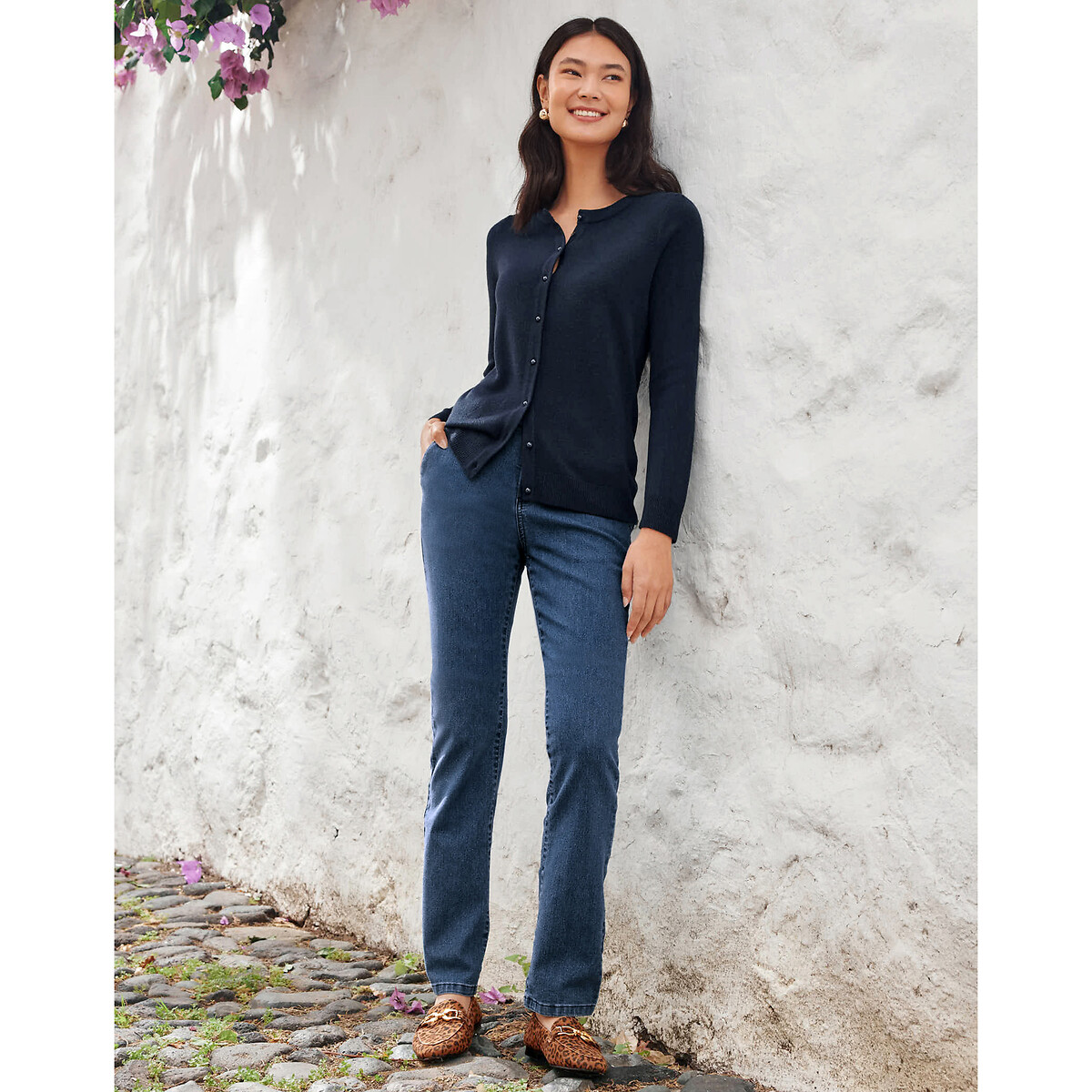 ANNE WEYBURN<br>Calça jeans confortável em denim elástico, modelo reto