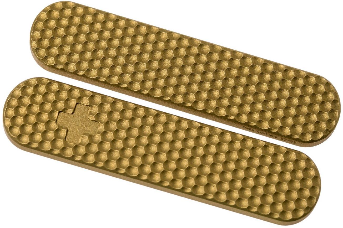 Daily Customs 58.2 Golfball Pattern, Brass P10009498 Victorinox greepschalen