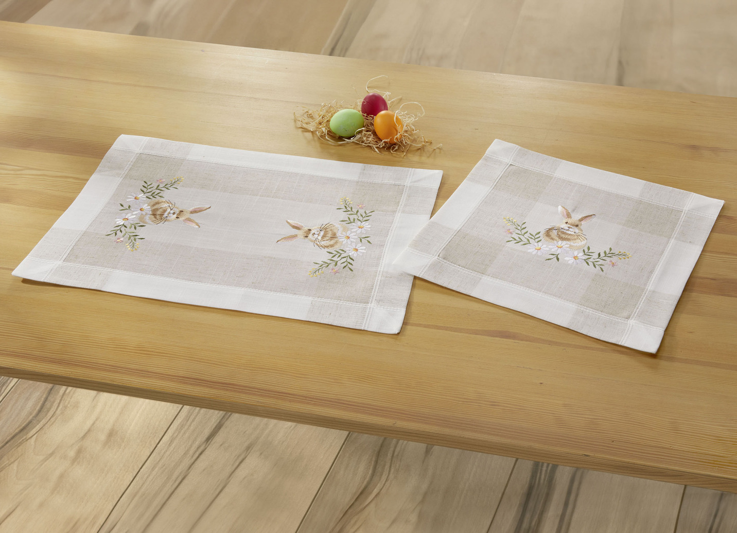 Bestickte Tisch- und Raumdekoration mit Osterhasen-Motiv