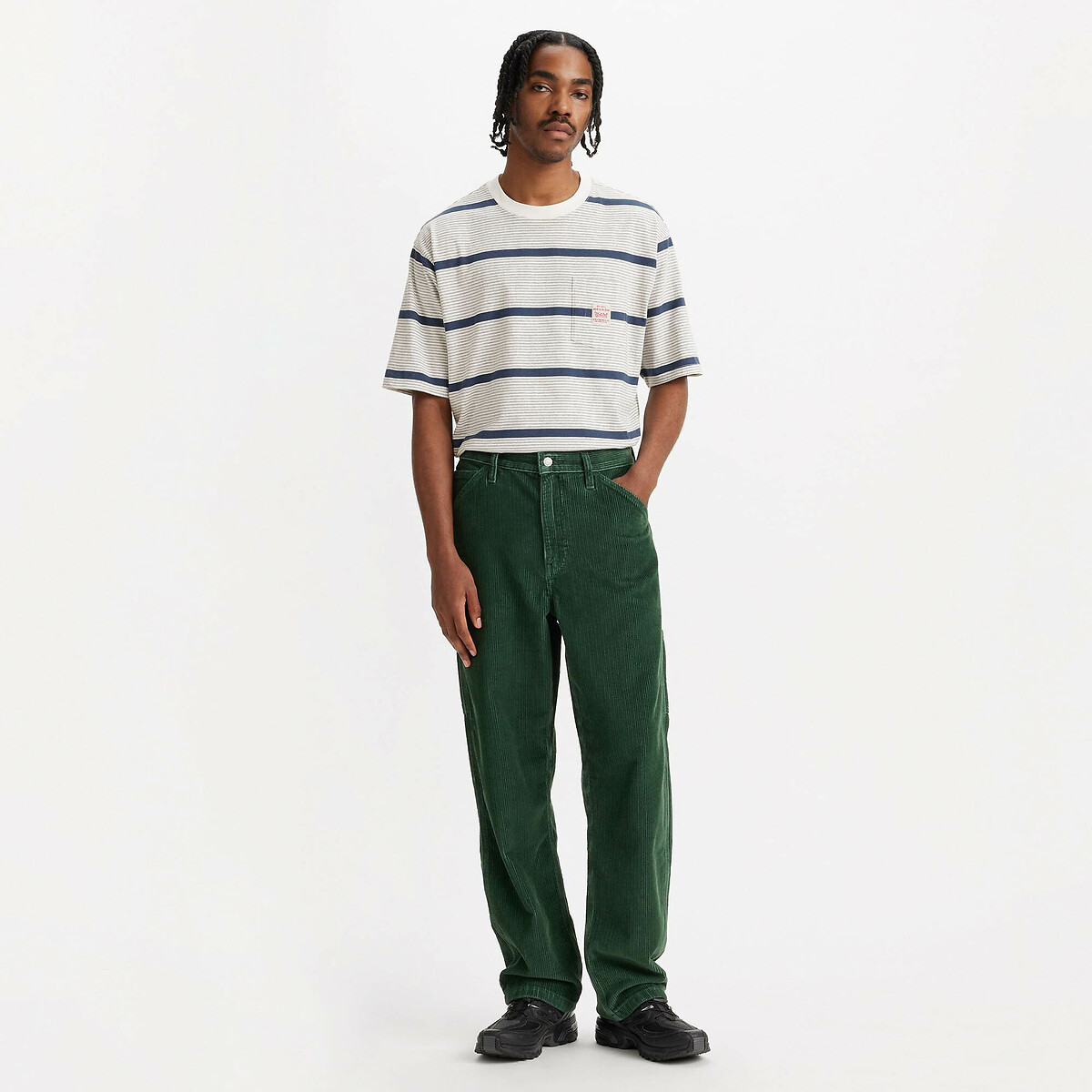 Calças Levi's estilo carpinteiro, modelagem solta, em veludo.