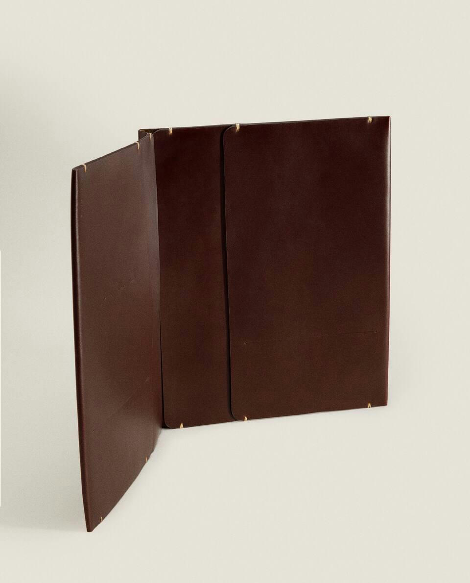 CAPA DE COURO PARA TABLET COM DETALHES DE COSTURA