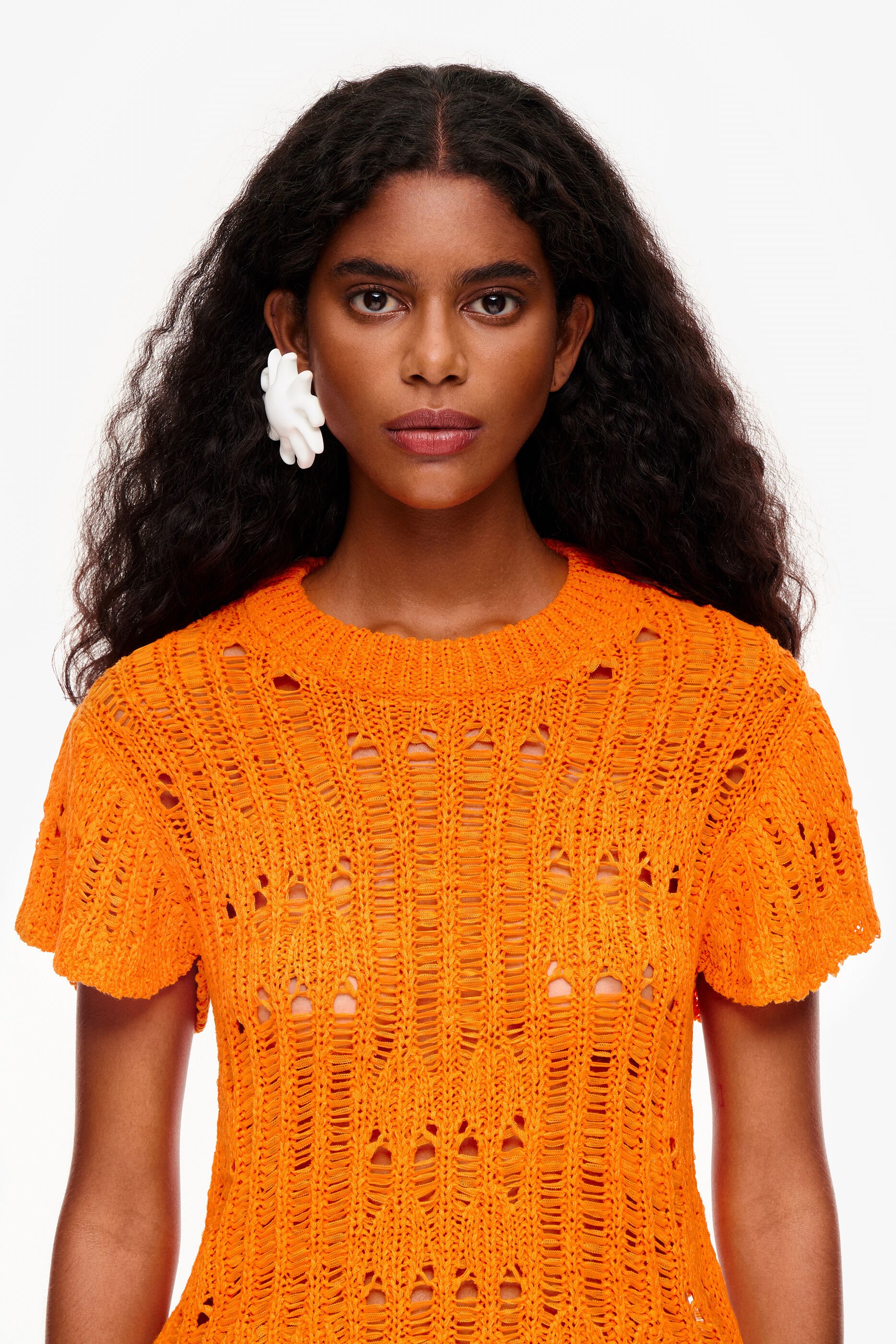 camisa laranja vazada