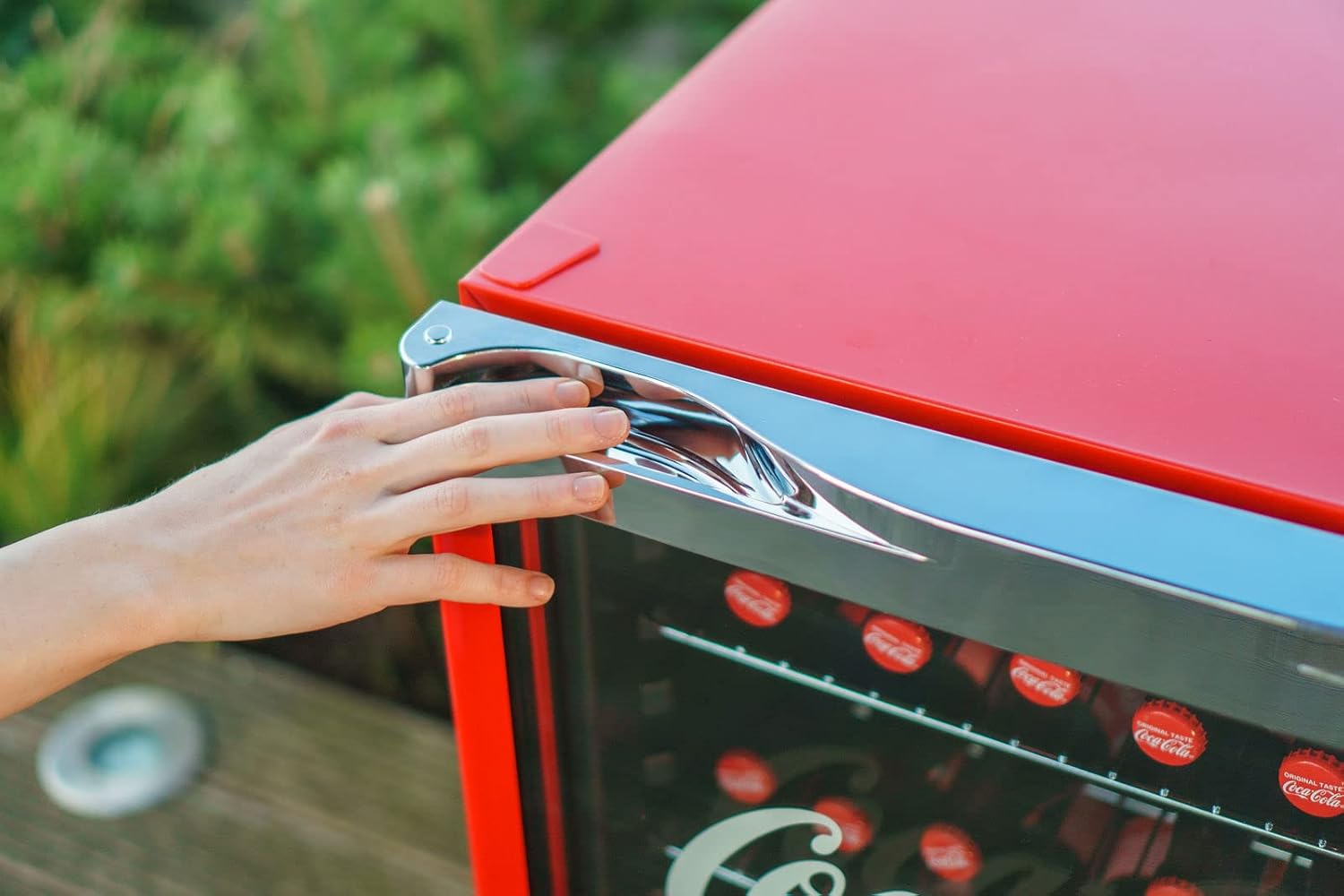 CUBES Coca Cola Kühlschrank 115L | Getränkekühlschrank groß mit Glastür, perfekt für Partys & Gewerbe | Energieeffizient, 84,5 cm hoch, 104 kWh/Jahr - Flaschenkühlschrank groß
