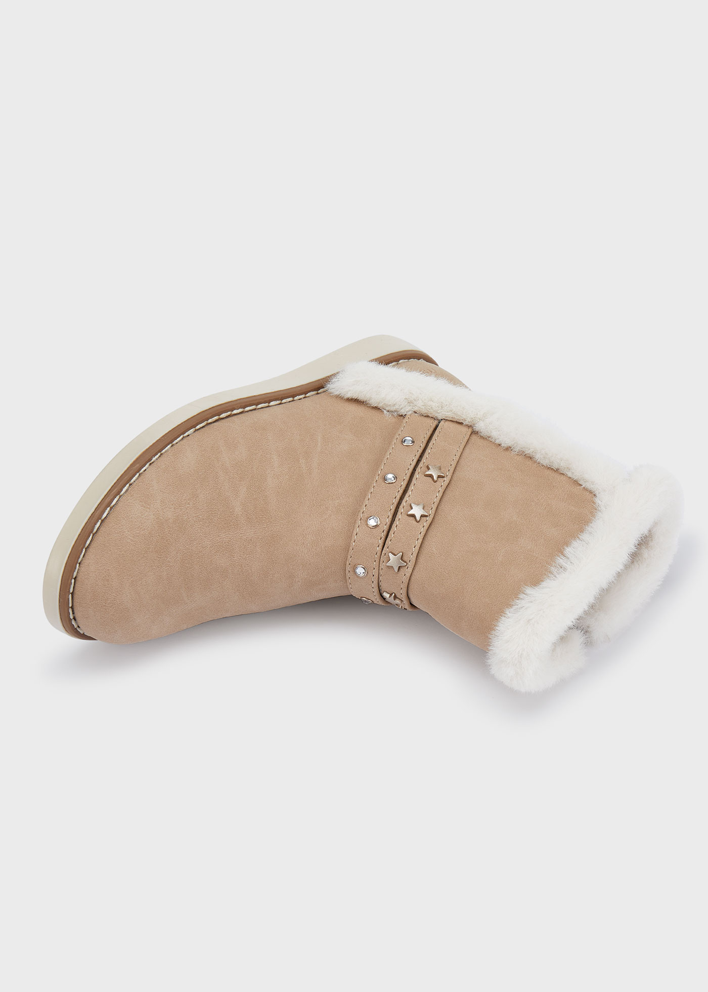 Botas de cano curto com forro e tachas para meninas