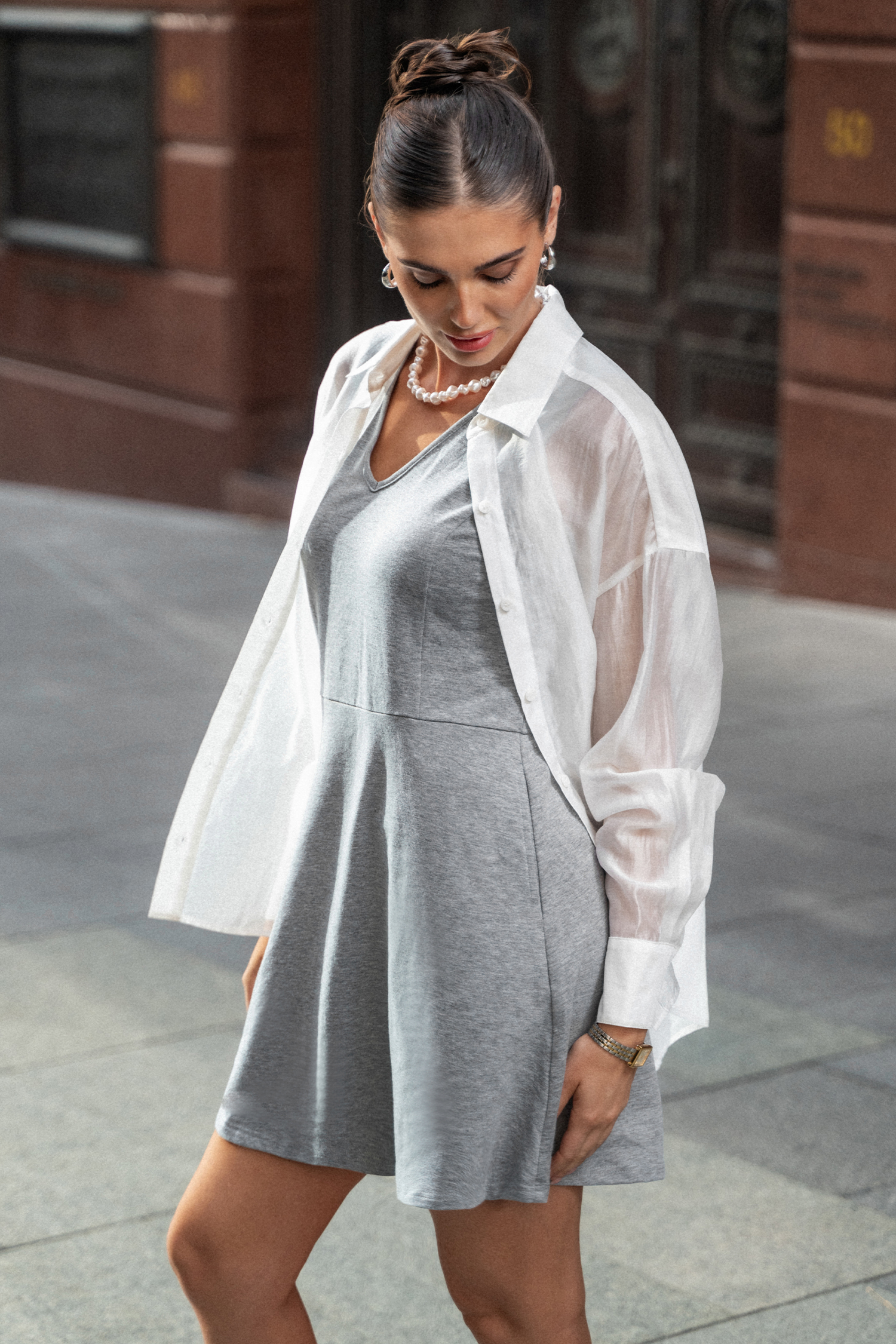 Robe mini sans manches à col en V gris