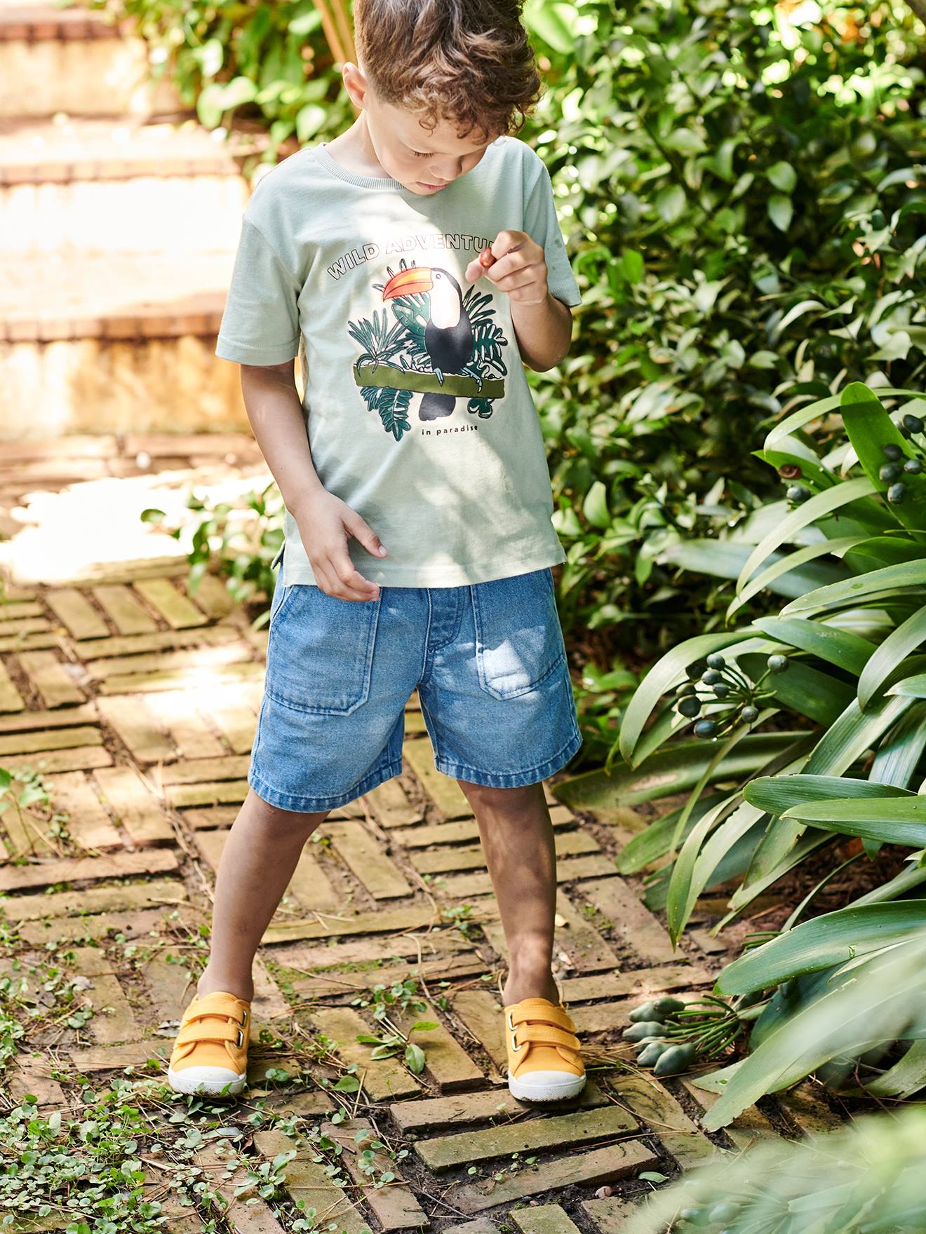Tênis infantil de lona com fecho de velcro, cor mostarda.