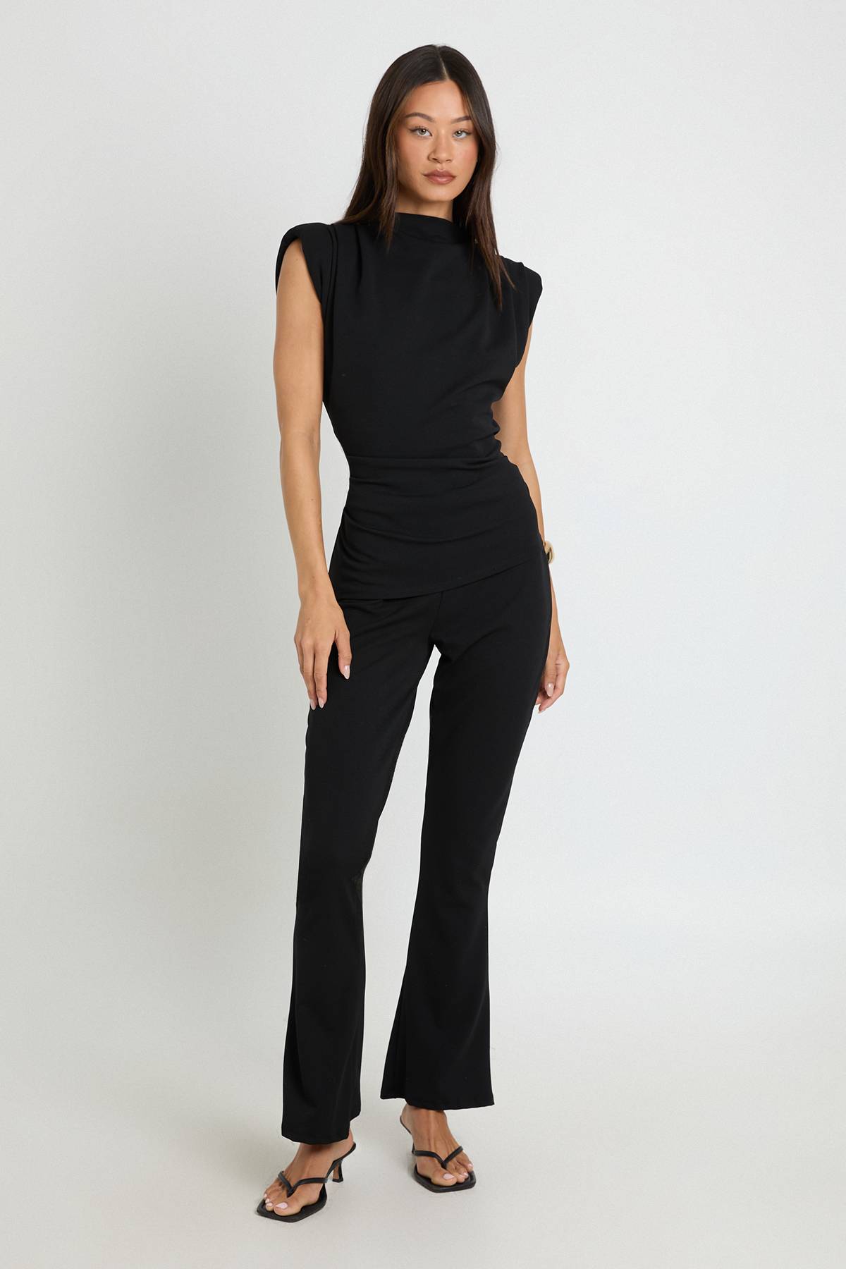 boohoo Ensemble Top À Épaulettes Et Pantalon Évasé En Crêpe Scuba Pour Grandes Tailles