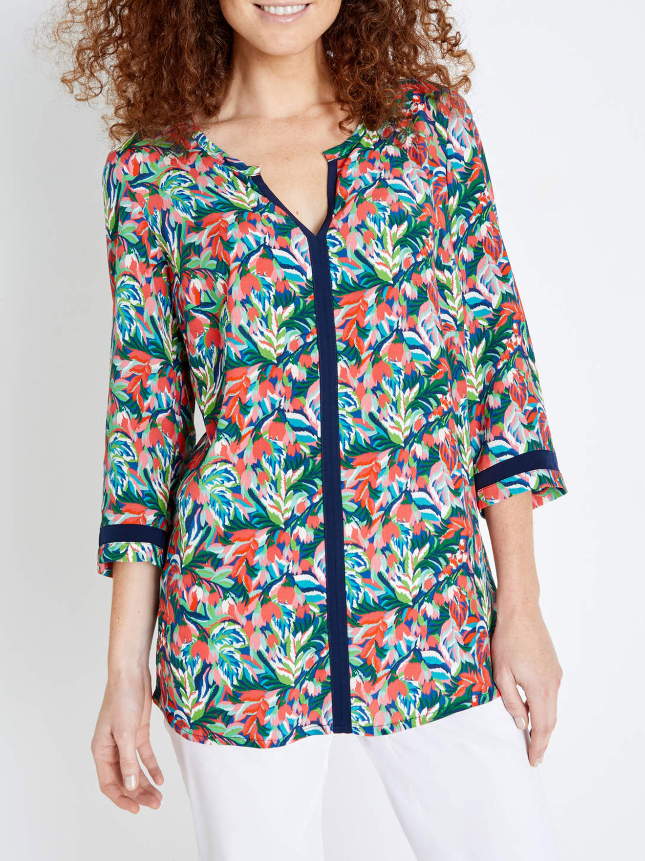 Blouse tunique, poitrine généreuse