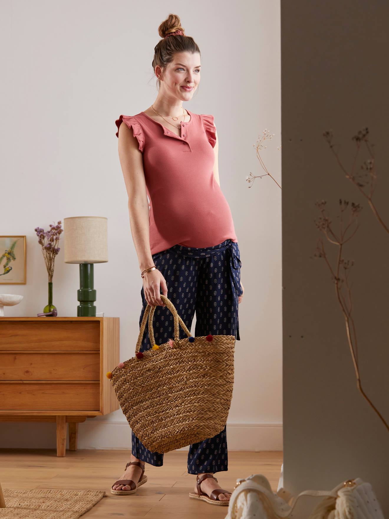 Calças de maternidade fluidas em viscose estampada azul-escura.