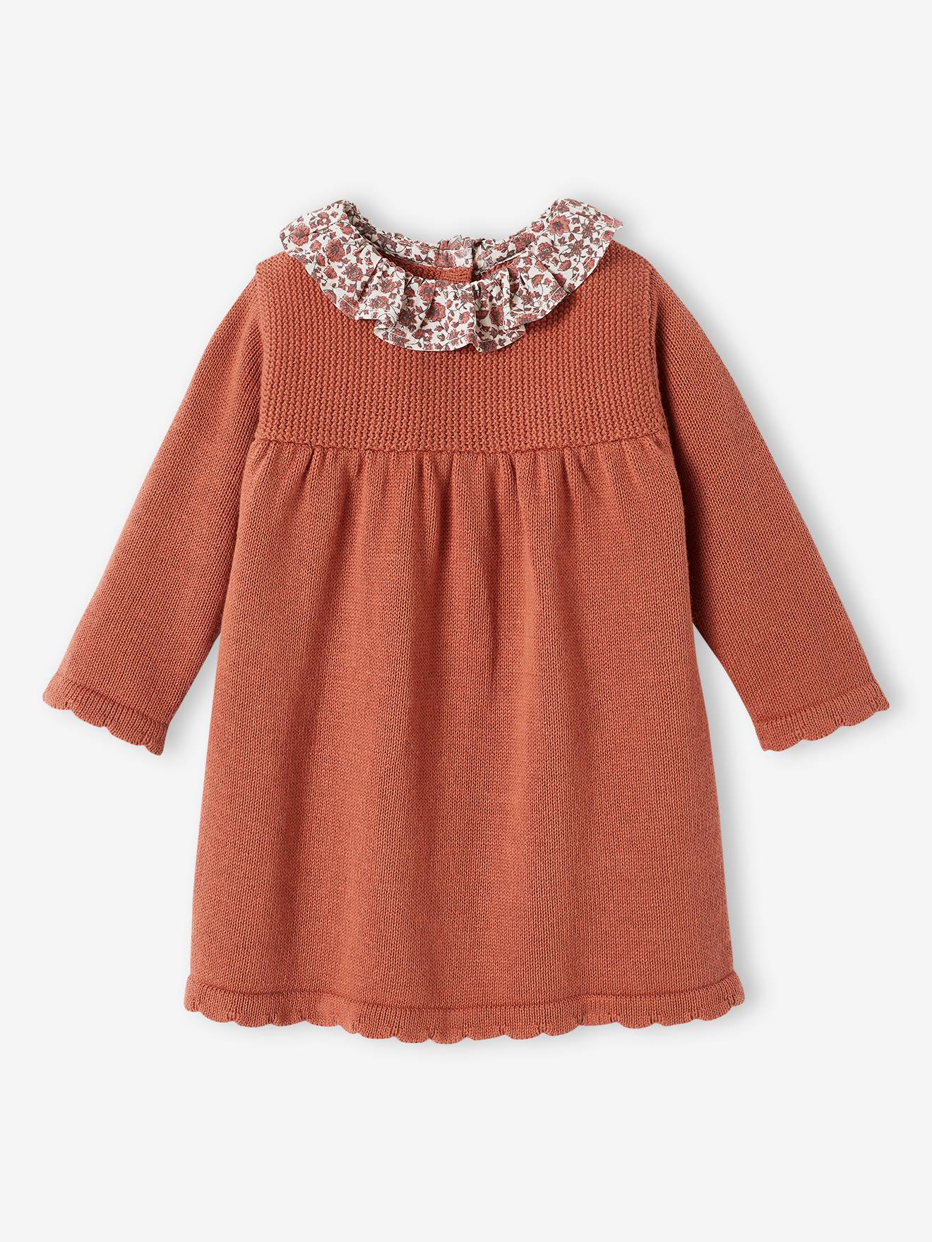 Vestido de tricô com flores no decote, modelo liso branco claro para bebê com estampas.