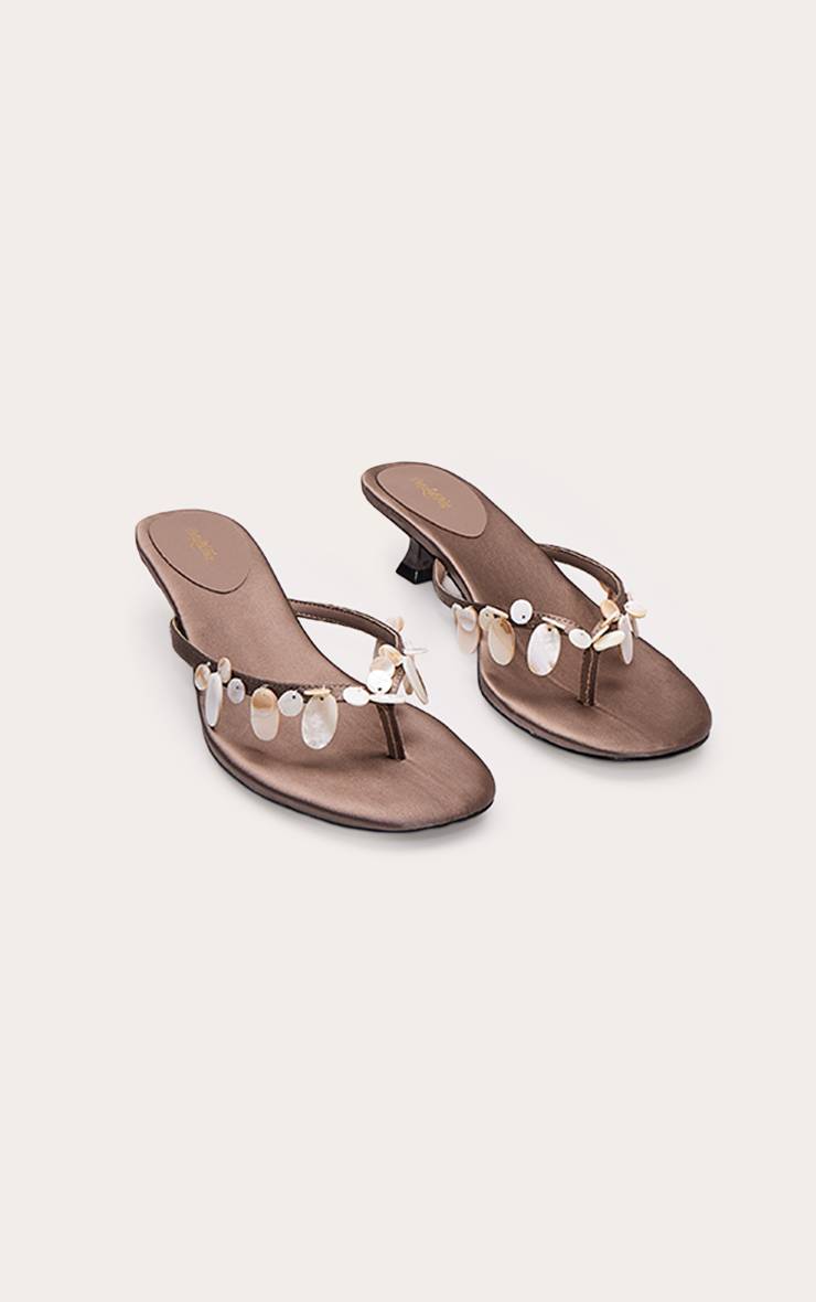 Moka Mules À Talon Chaton Avec Bride Tong Ornée De Coquillages En Satin