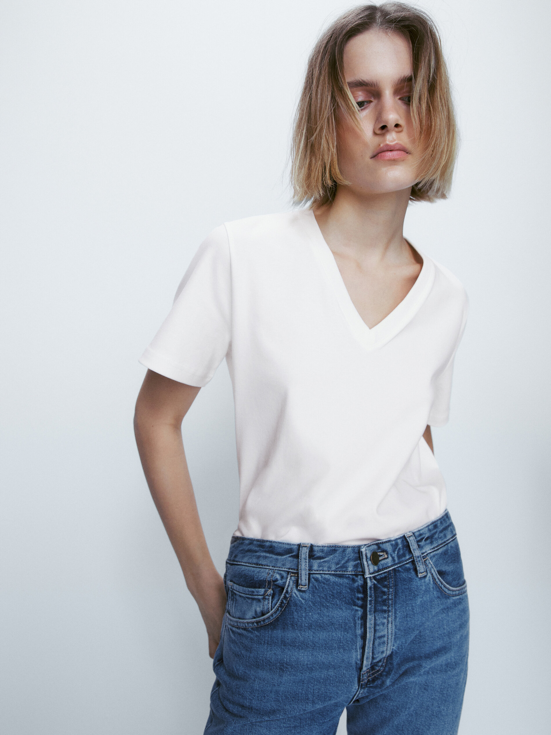 Camiseta cuello pico algodón - CRUDO