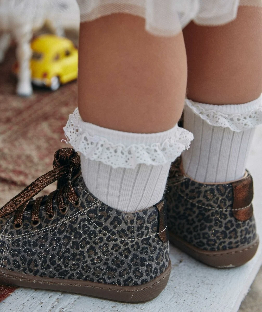 LES CHAUSSETTES UNIES AVEC DÉTAILS EN BRODERIE