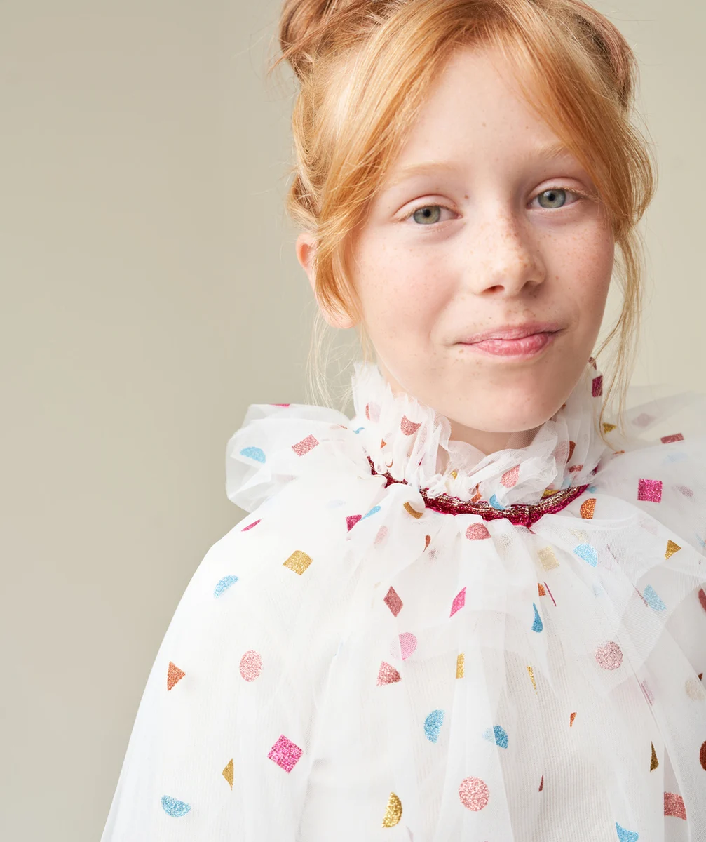 DÉGUISEMENT CAPE EN TULLE BLANC AVEC FORMES COLORÉES PAILLETÉES