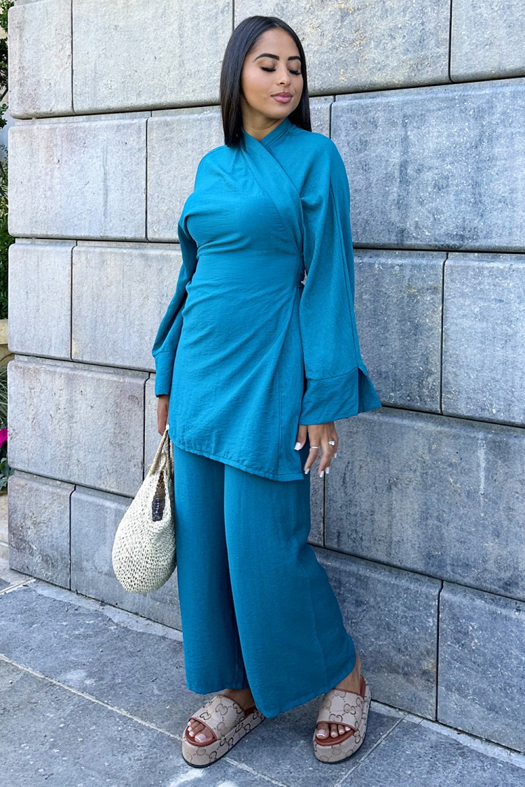Ensemble 2 pièces blouse + pantalon bleu a noué