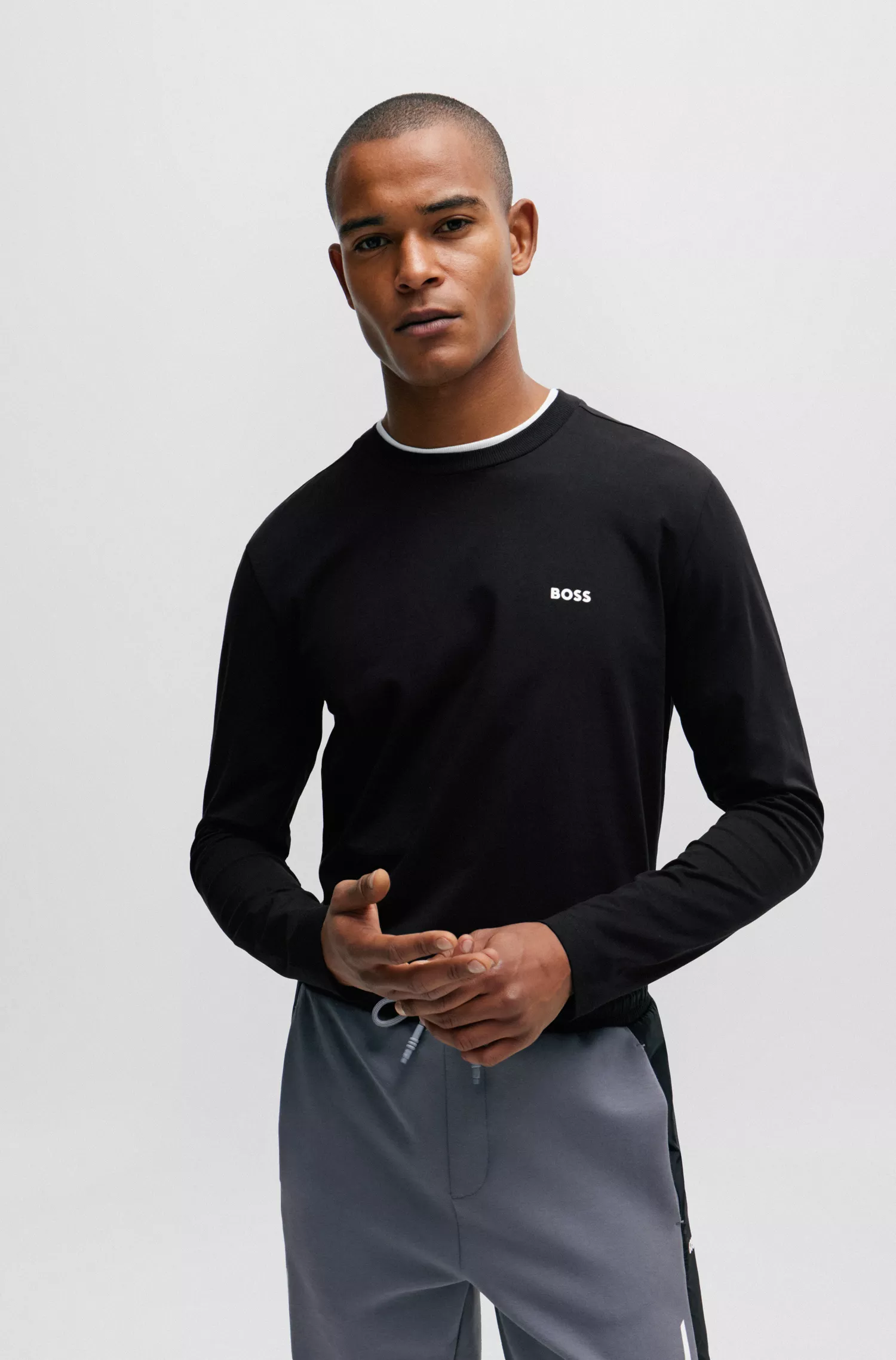 Camiseta BOSS verde de algodão stretch com modelagem regular e logotipo contrastante.