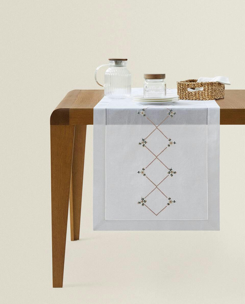 CAMINHO DE MESA COM FLORES BORDADAS