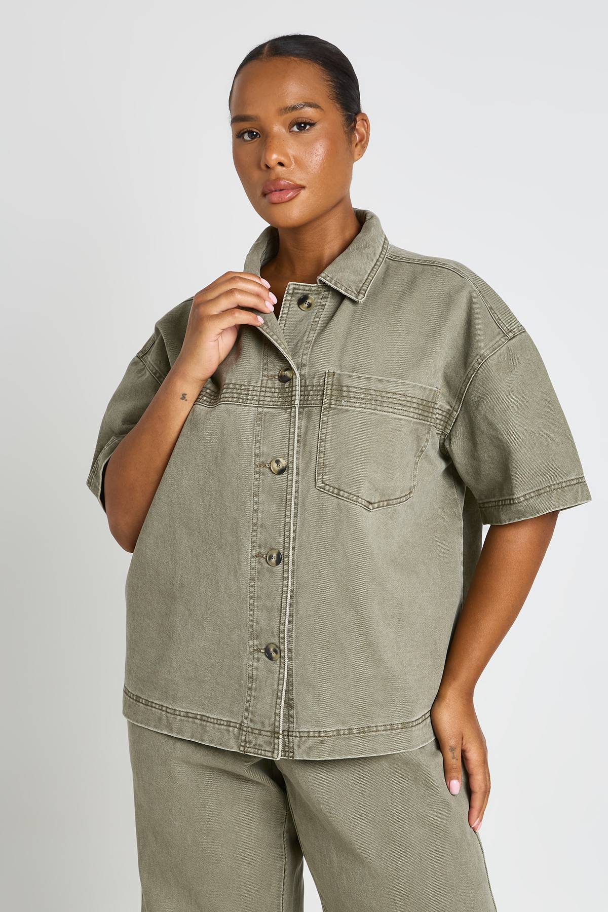 boohoo Chemise En Jean Délavé À Manches Courtes Grande Taille