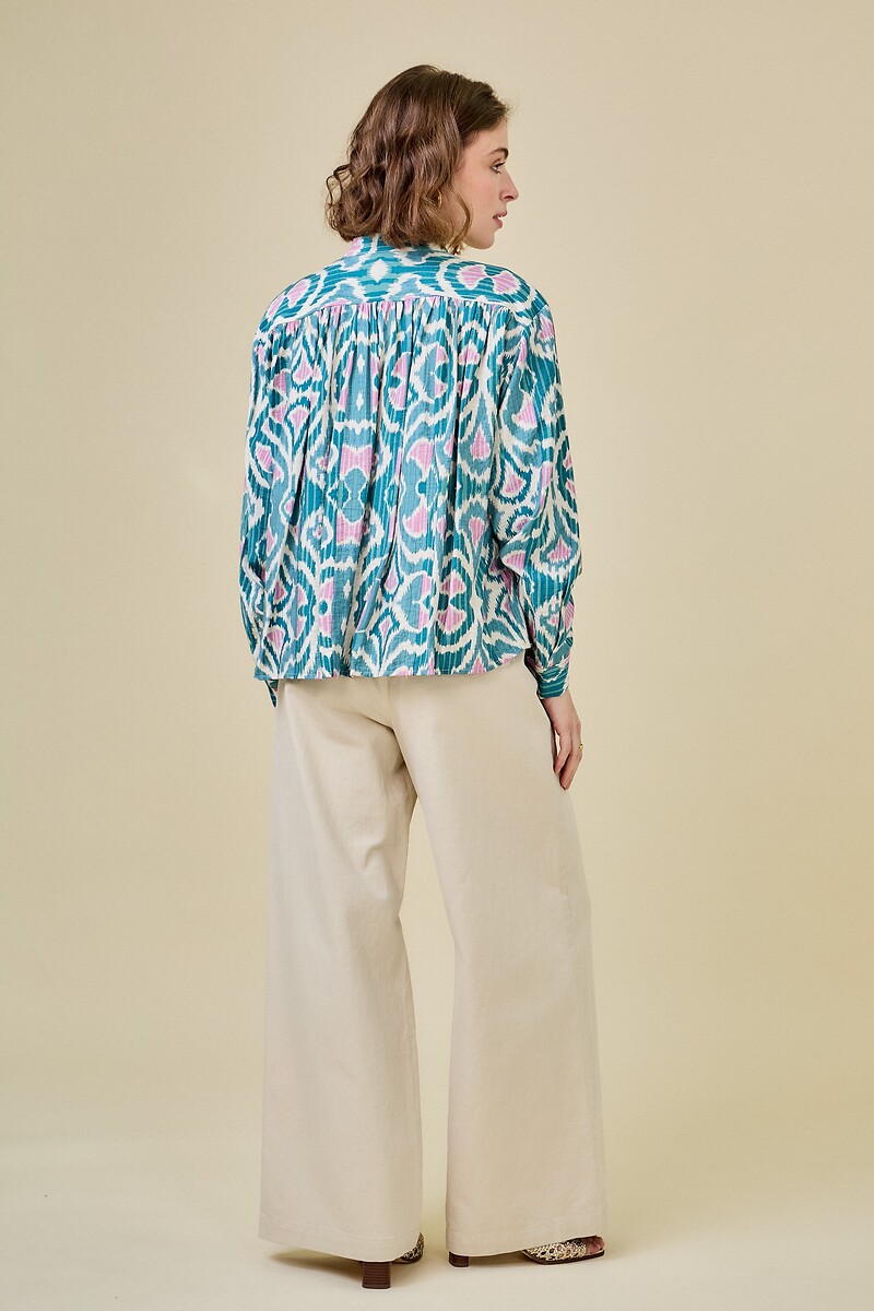 ATÉ BREVE<br>Blusa estampada, mangas compridas e decote em V