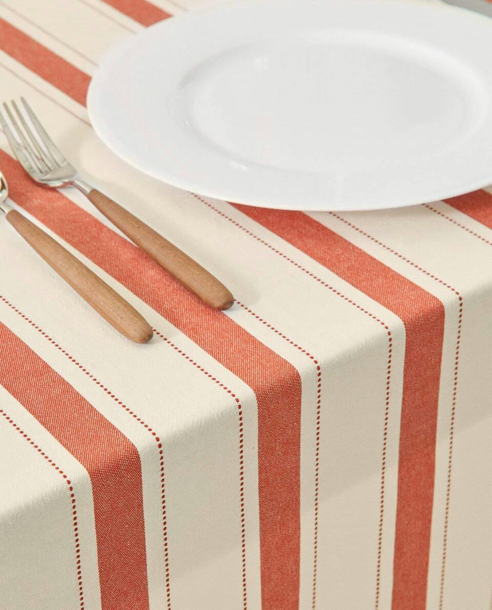 TOALHA DE MESA LISTRADA COM FIOS TINGIDOS